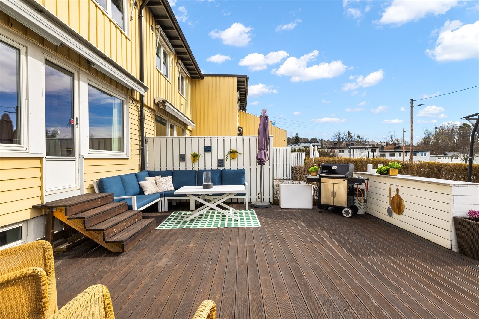 Fra stue er det utgang til sydvendt terrasse og hage med meget gode solforhold. Galleribilde