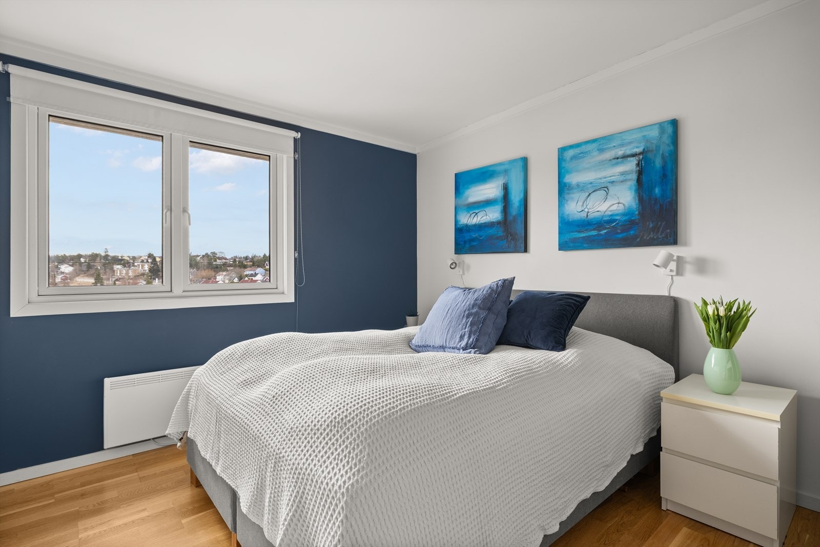 Hovedsoverommet | Romslig soverom med god plass til stor dobbeltseng. nattbord og tilhørende møblement. Galleribilde