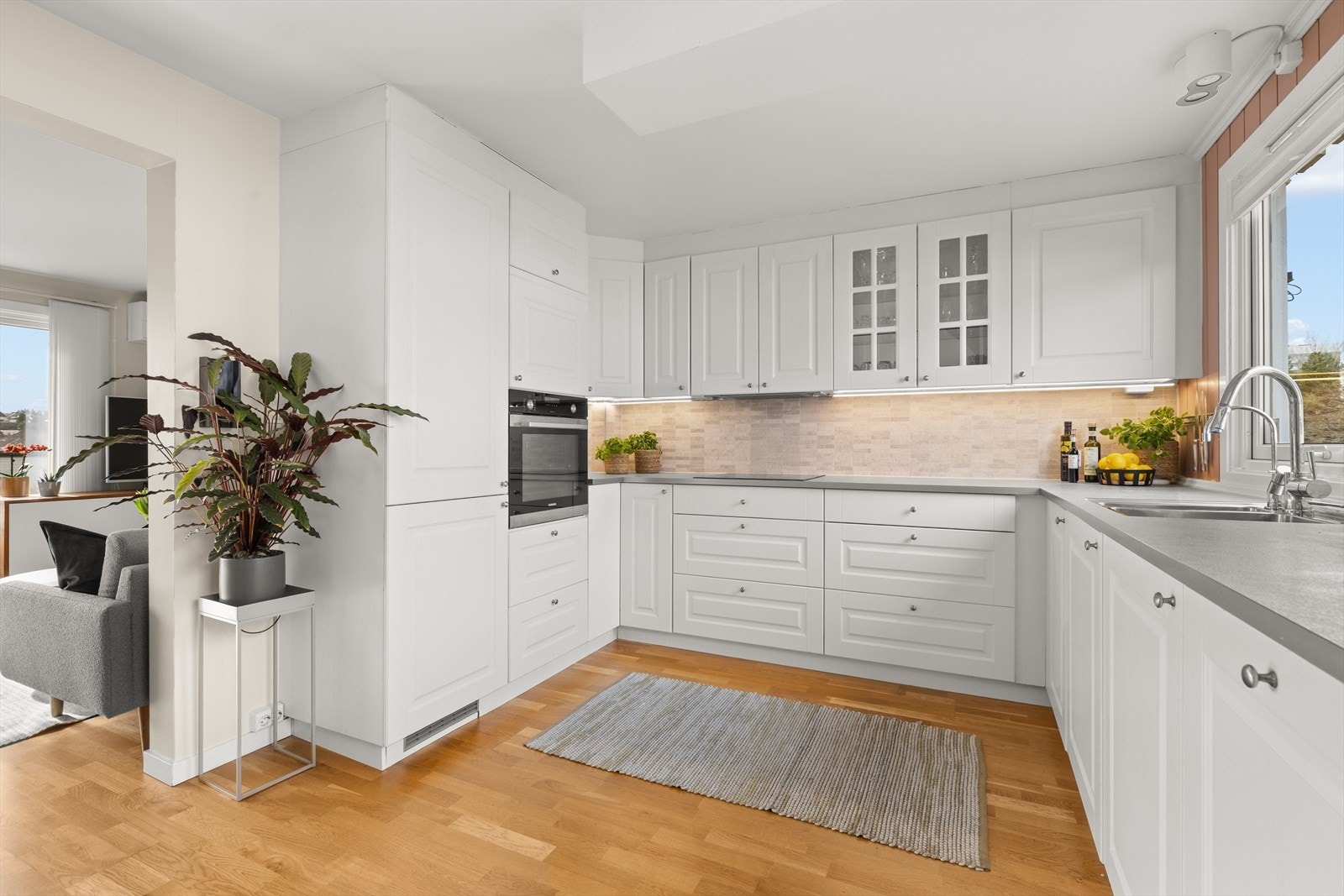 Kjøkkenet har godt med skap- og benkeplass. Galleribilde