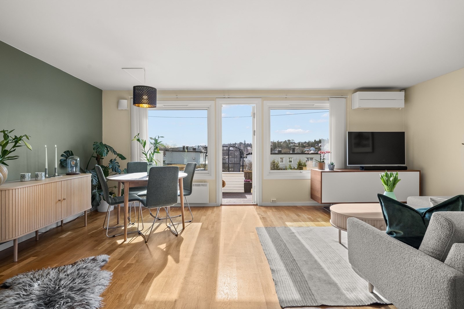 Et innholdsrikt enderekkehus over tre plan med attraktiv beliggenhet på Manglerud. Galleribilde