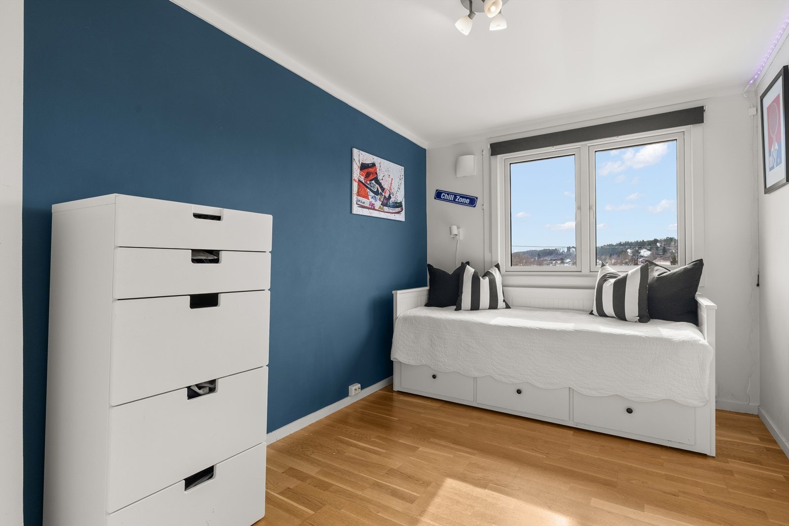 Soverom II med plass til seng, nattbord og gardeobeløsning. Galleribilde