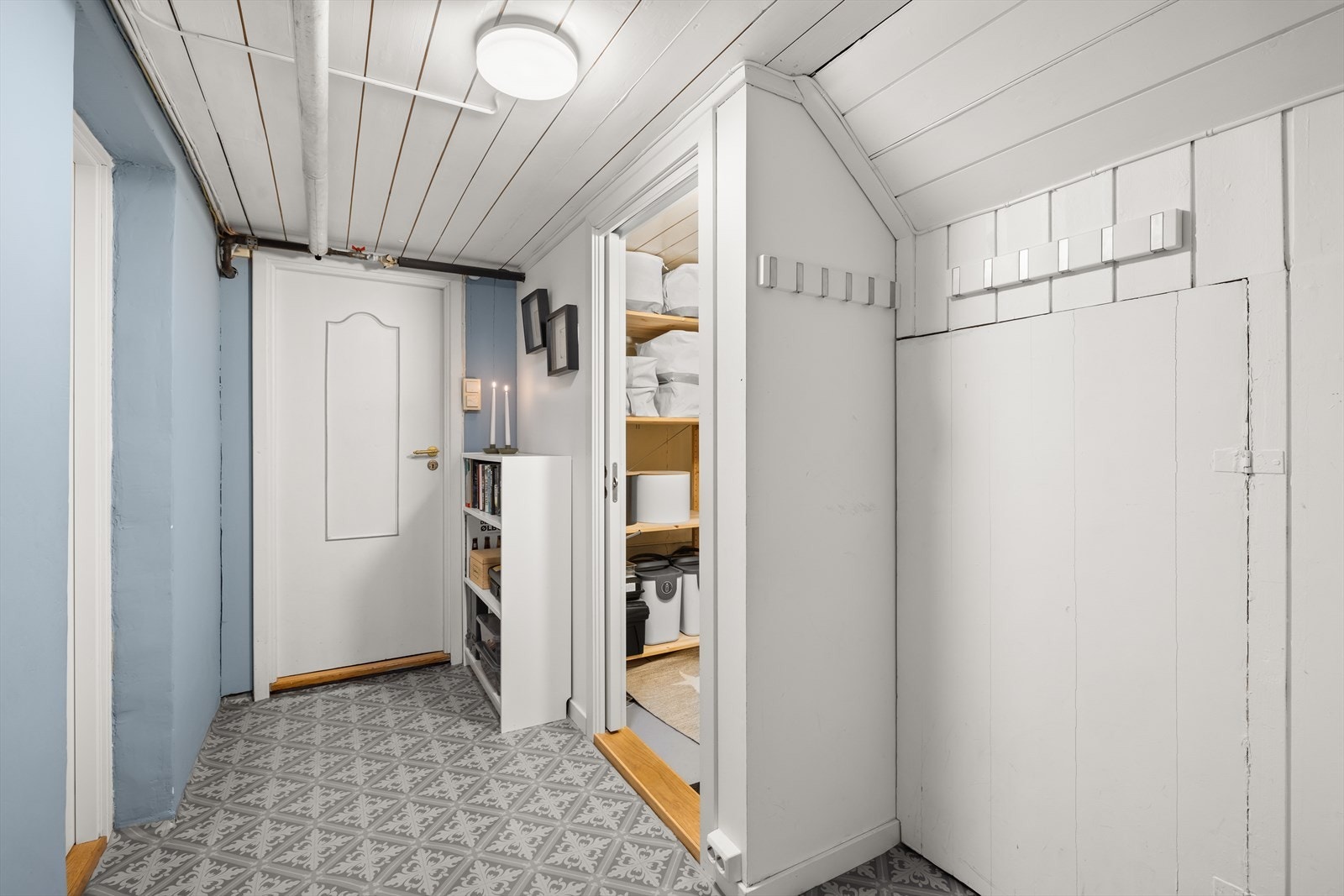 Det er rikelig med lagringsplass i flere boder i kjeller. Varmvannsbereder ble byttet i 2024 og er plassert i bod i kjeller. Galleribilde