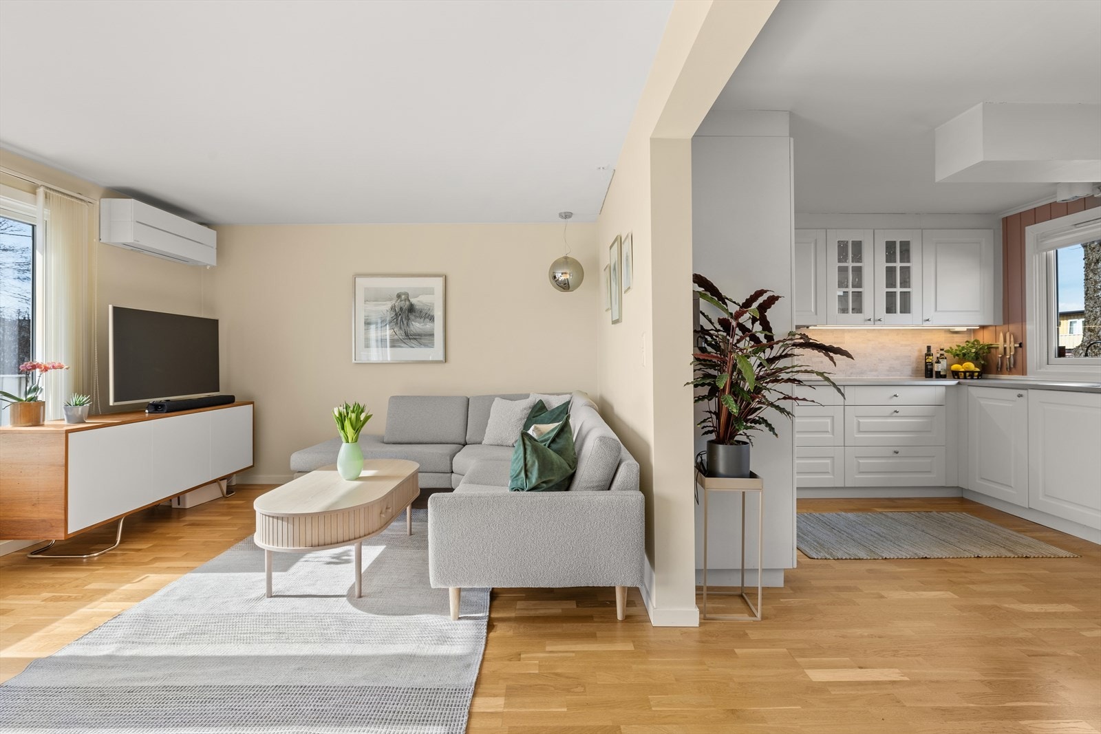 Delvis åpen løsning mot kjøkkenet. Galleribilde