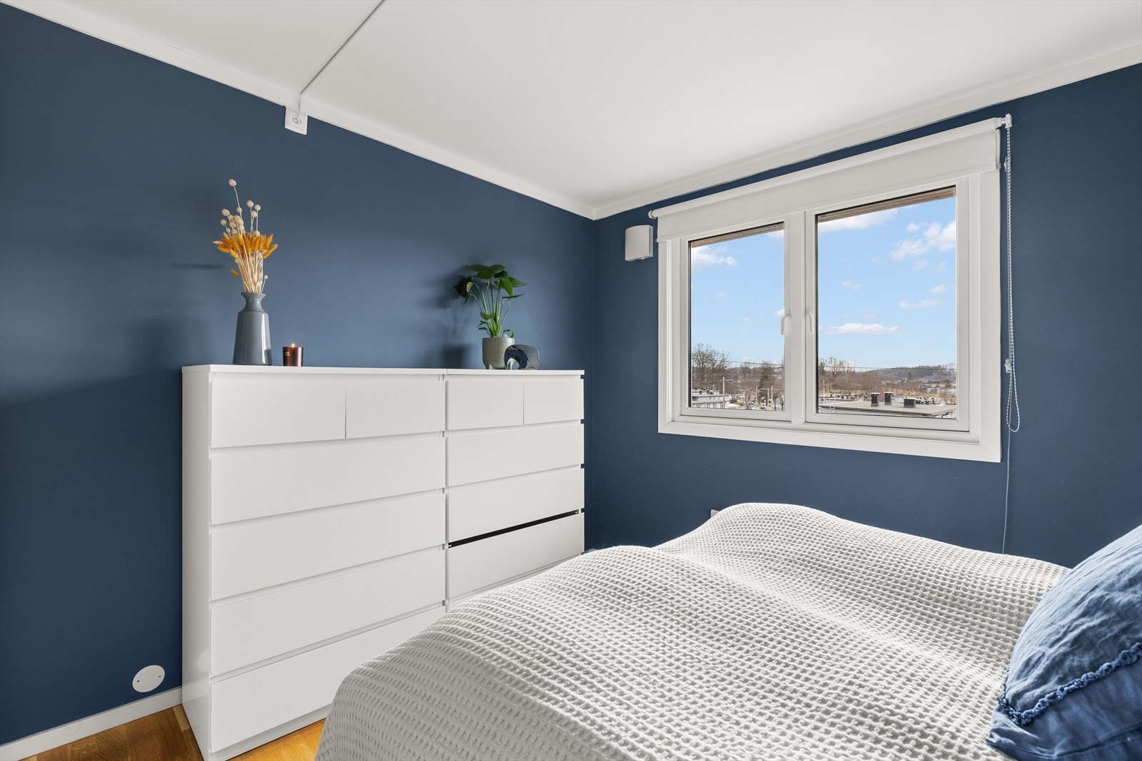 Rommet er vendt mot rolige omgivelser med lite innsyn. Galleribilde