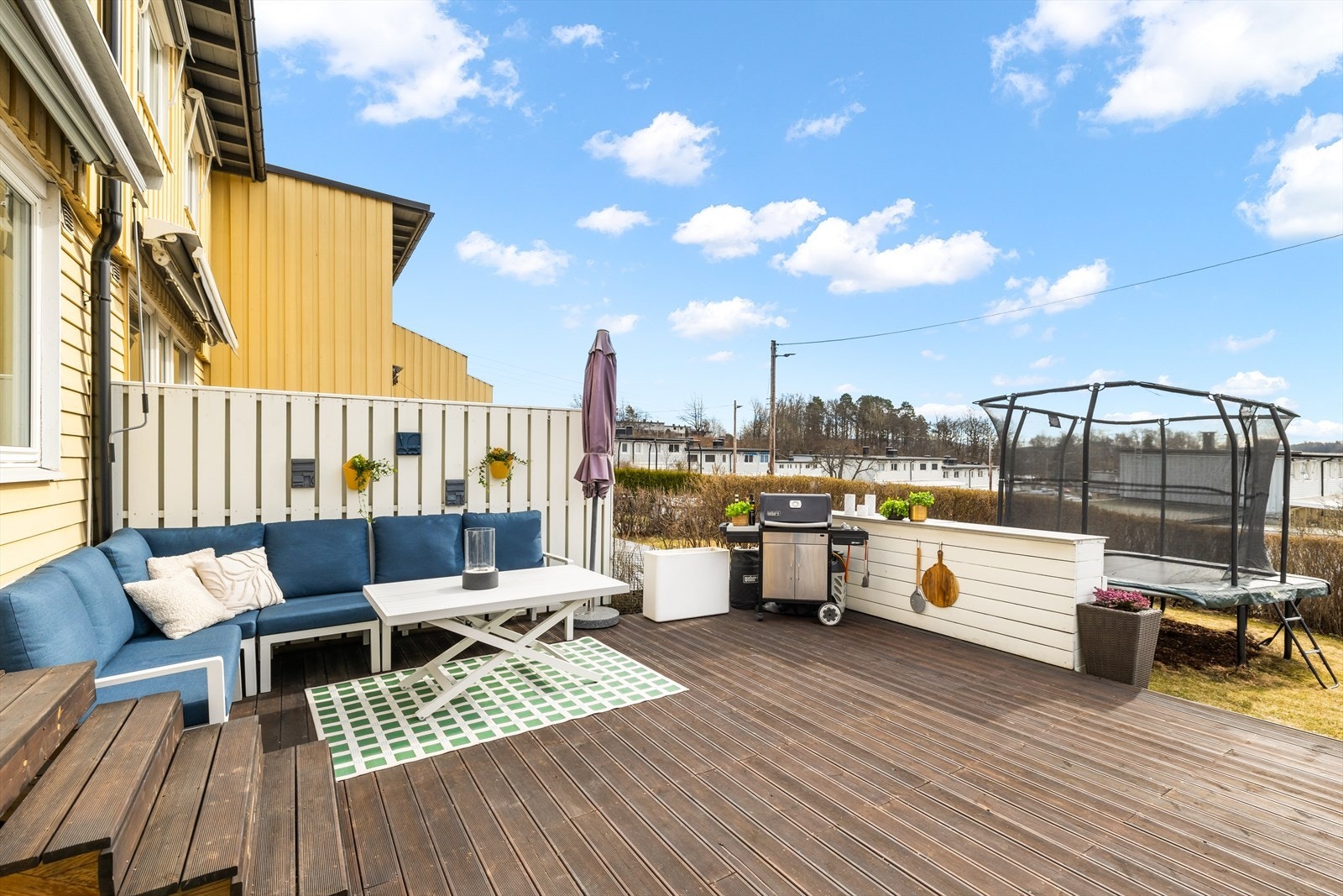 Boligen har en barnevennlig og ettertraktet beliggenhet i rolig gate og hyggelig nabolag. Galleribilde