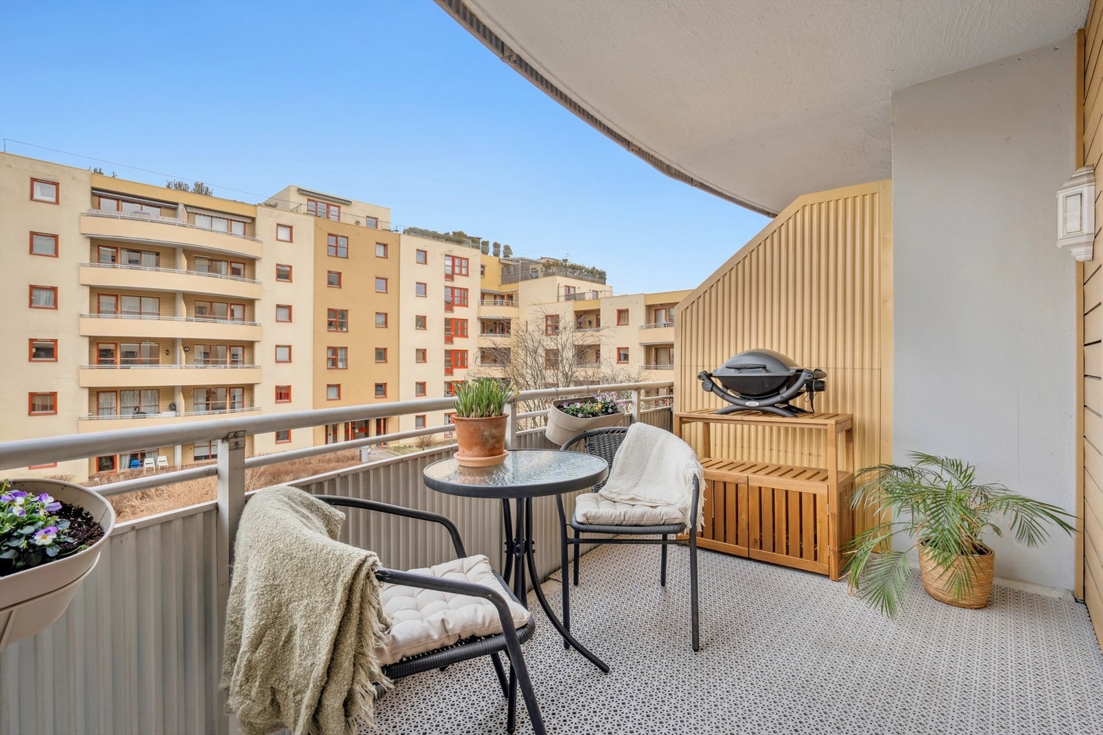 Balkongen er nordvestvendt og har ettermiddags- og kveldssol. Galleribilde