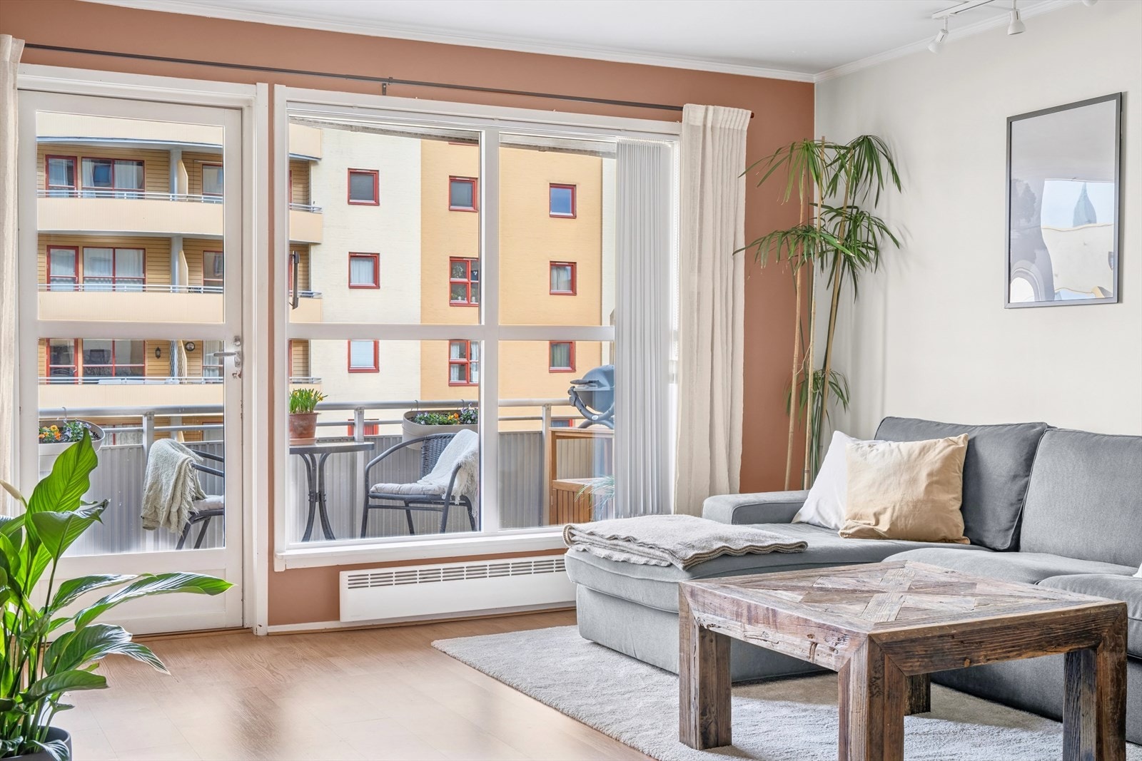 Det er store vindusflater som slipper inn rikelig med lys. Galleribilde