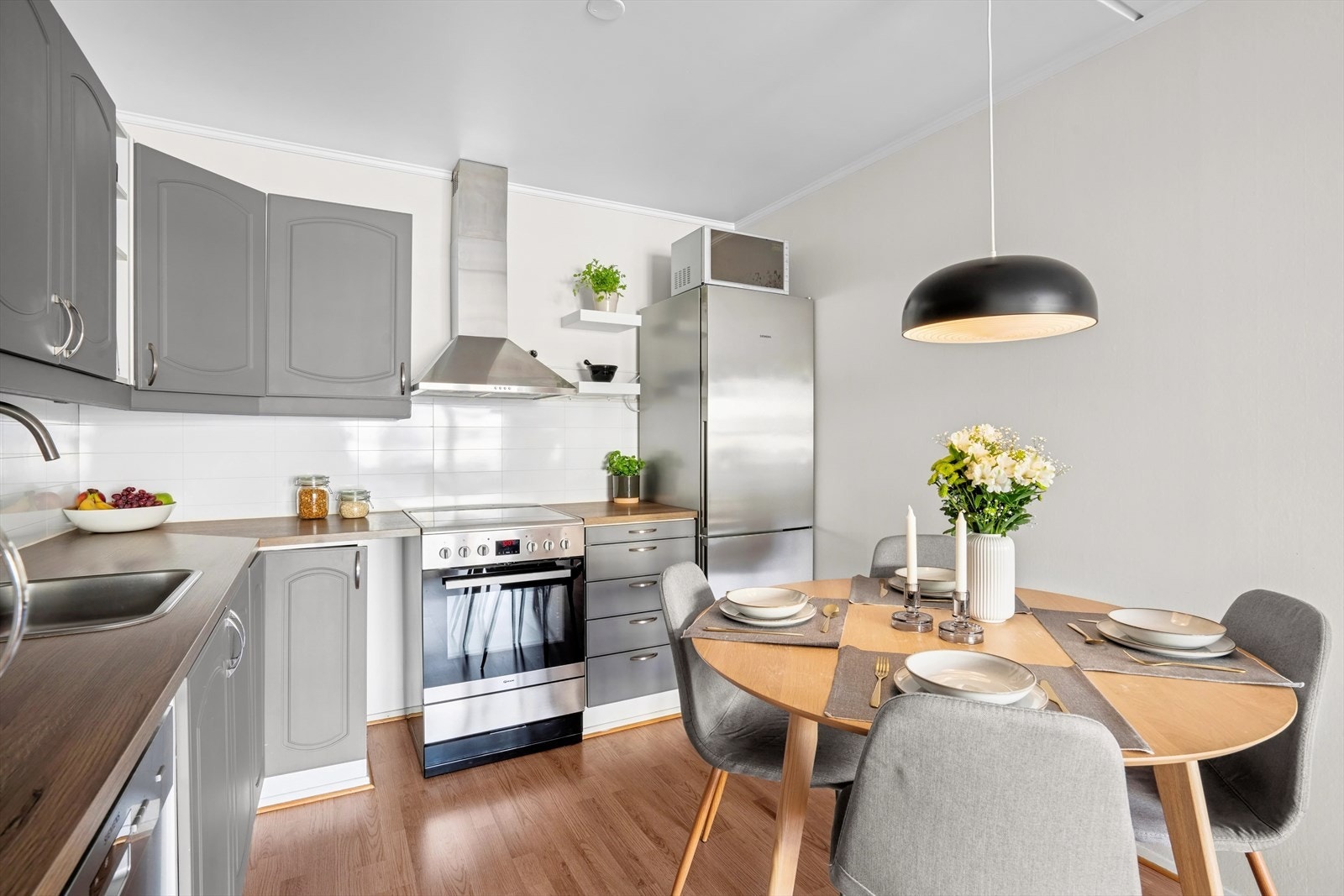 Grå kjøkkeninnredning med profilerte fronter. Galleribilde