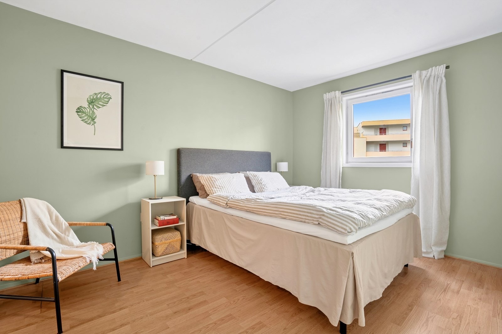 Stort soverom i lyse farger med god plass til dobbeltseng og nattbord. Galleribilde