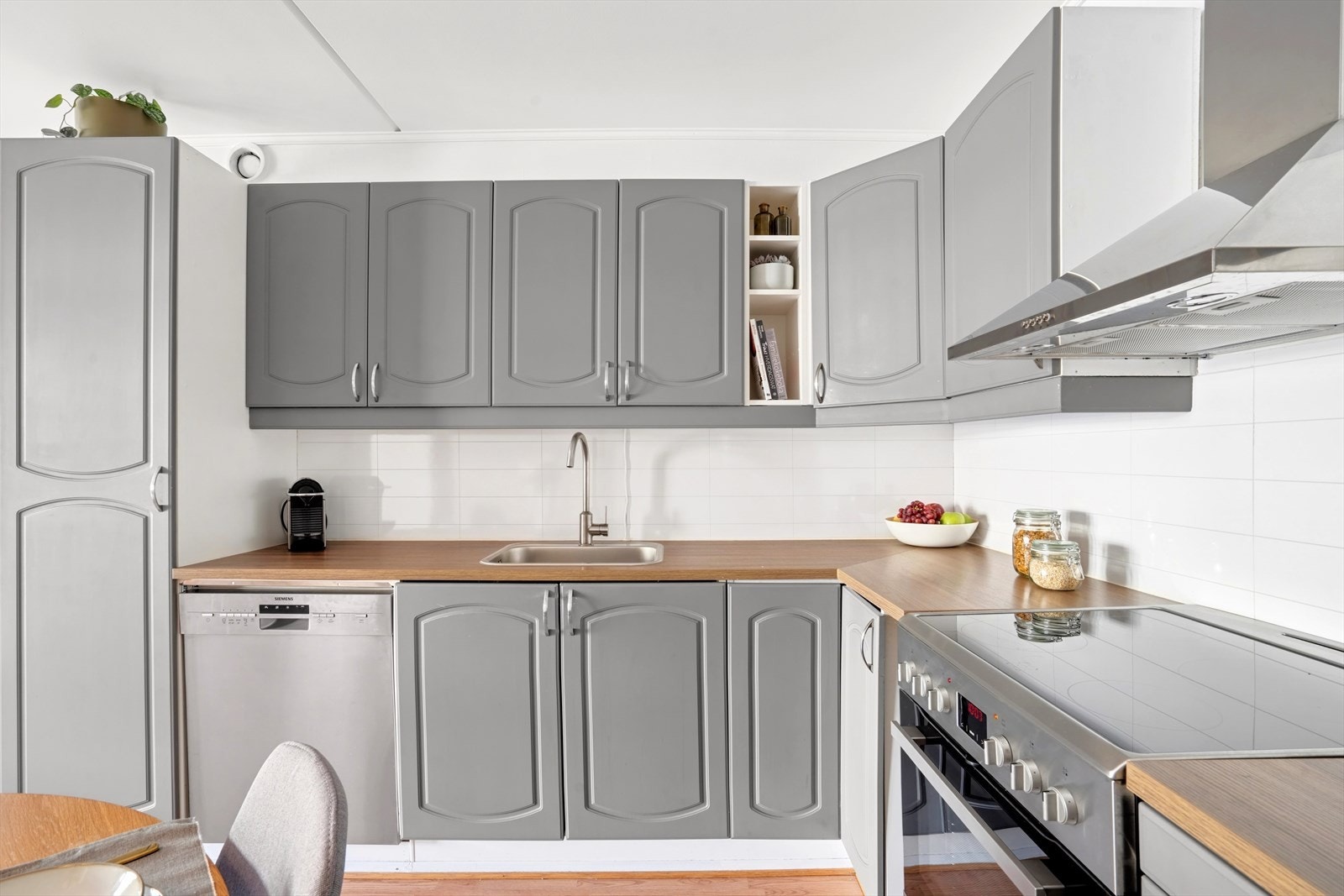 Hvitevarer består av frittstående oppvaskmaskin, kjøl/frys og kullfilter over komfyr. Galleribilde