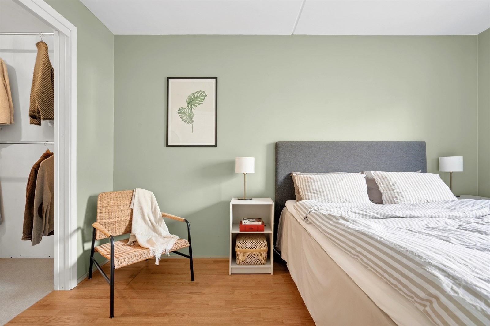 Soverommet vender ut mot rolig bakgård og har et praktisk walk in-closet på et par kvadratmeter. Galleribilde