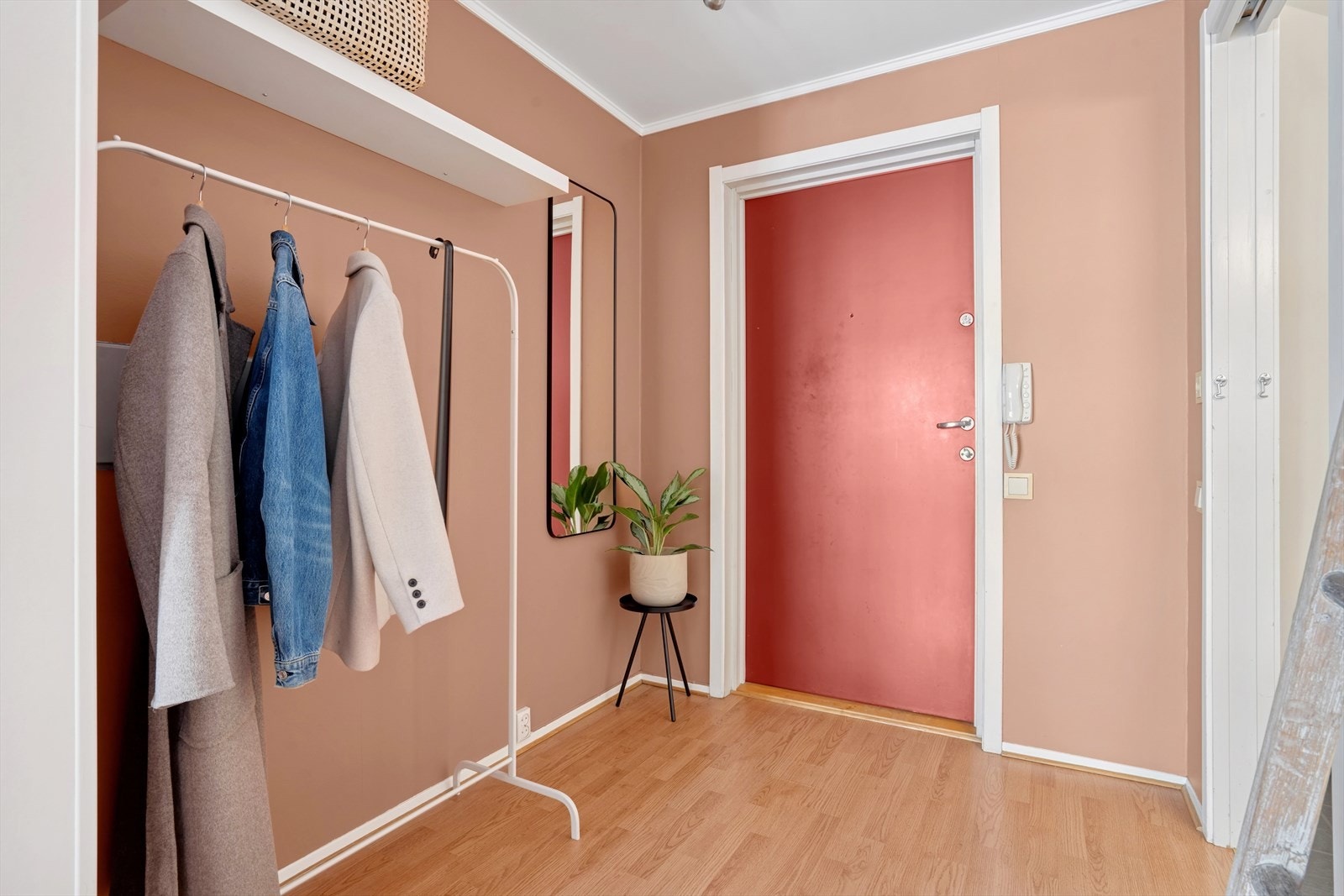 Inngangspartiet er lyst og romslig med god plass til å henge fra seg yttertøy. Tilknyttet dørcalling. Galleribilde