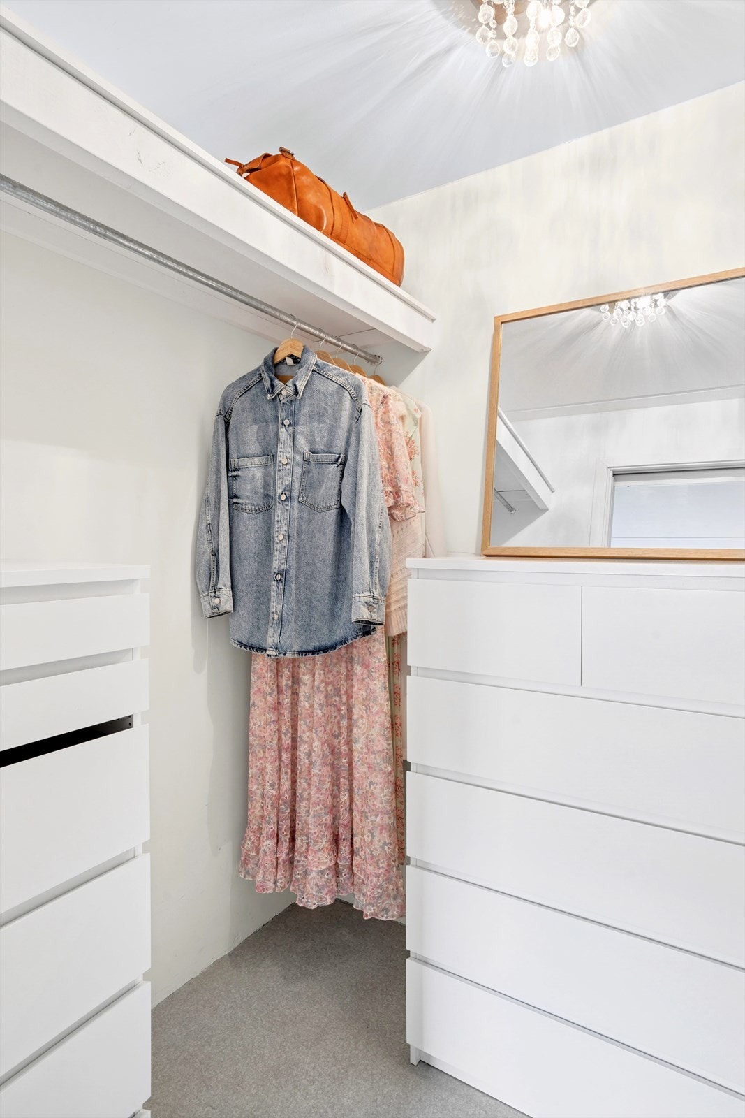 Walk-in closet. Galleribilde