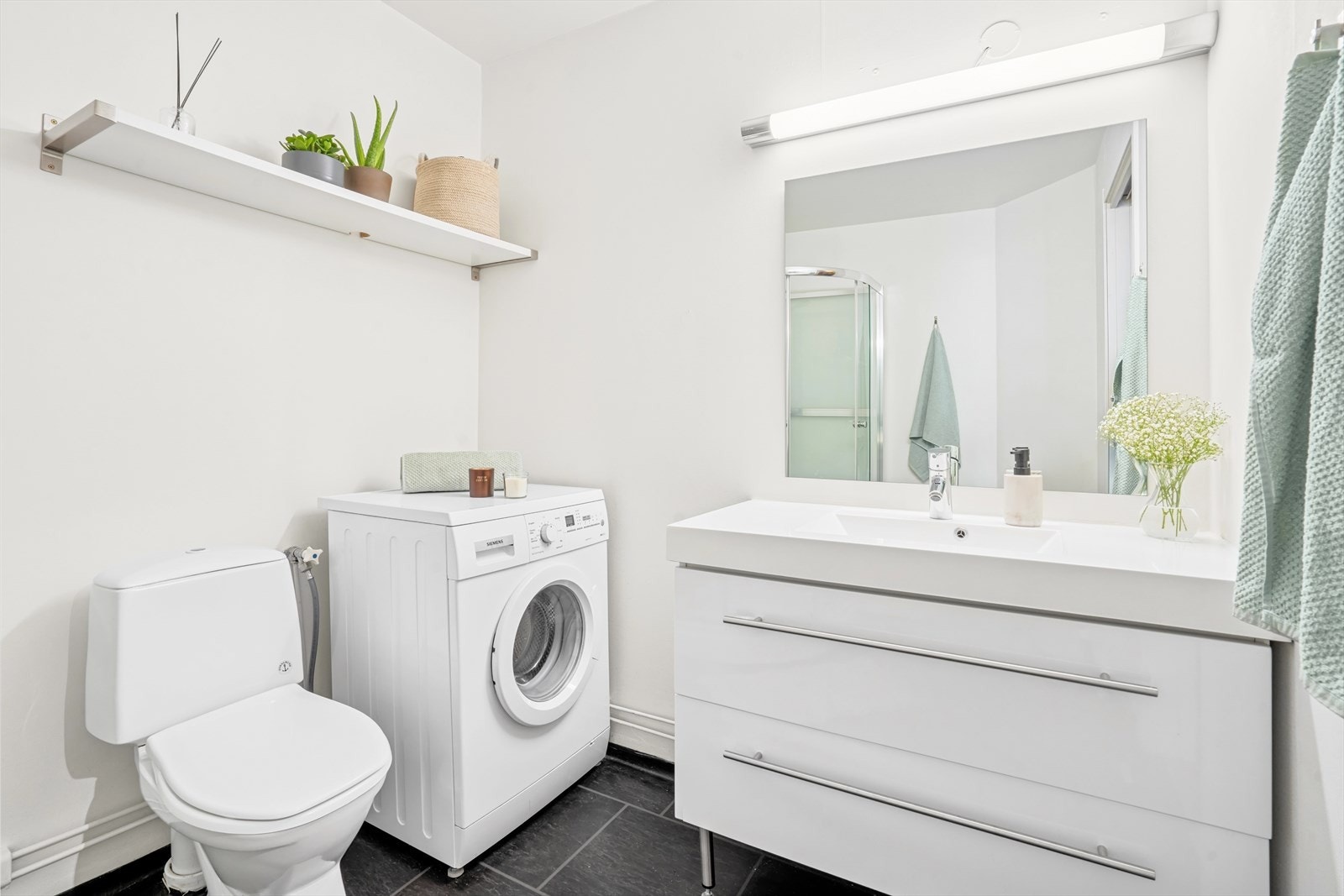 Stort baderom med gulvbelegg, malte vegger og varmekabler i gulv Galleribilde