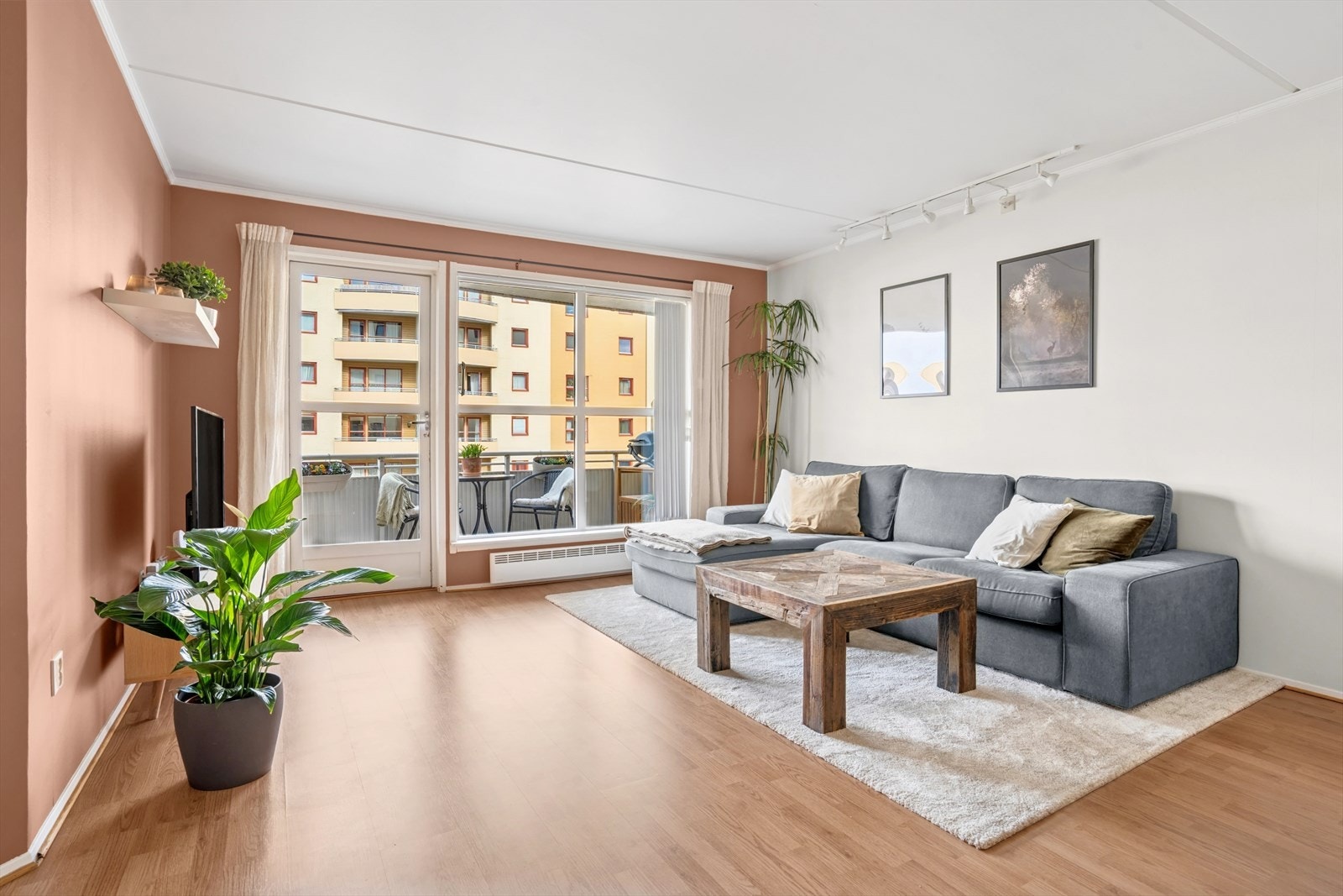 Romslig stue med gode møbleringsmuligheter. Galleribilde