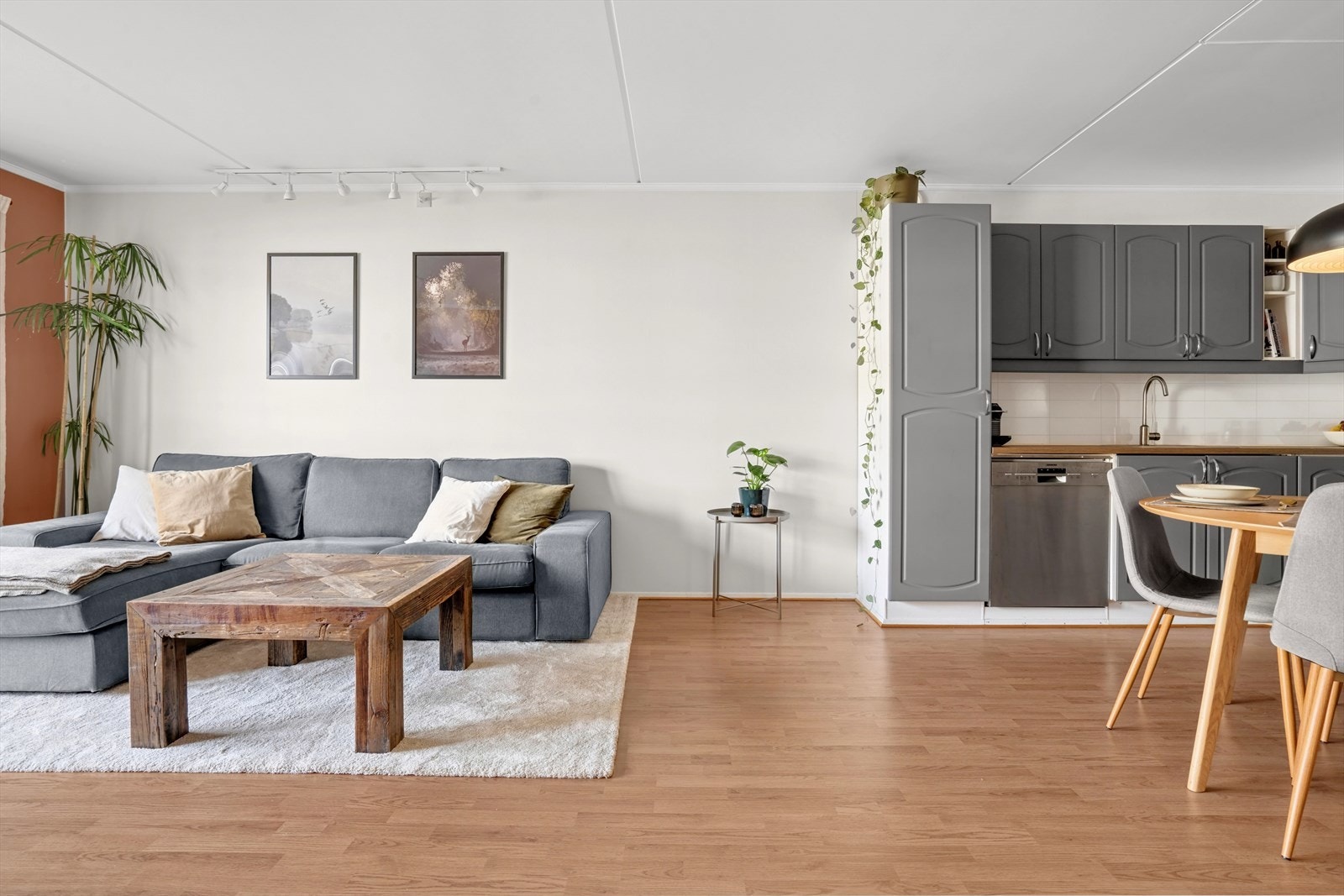 Kjøkkenet ligger i åpen løsning mot stuen, men er allikevel i en separat sone. Galleribilde