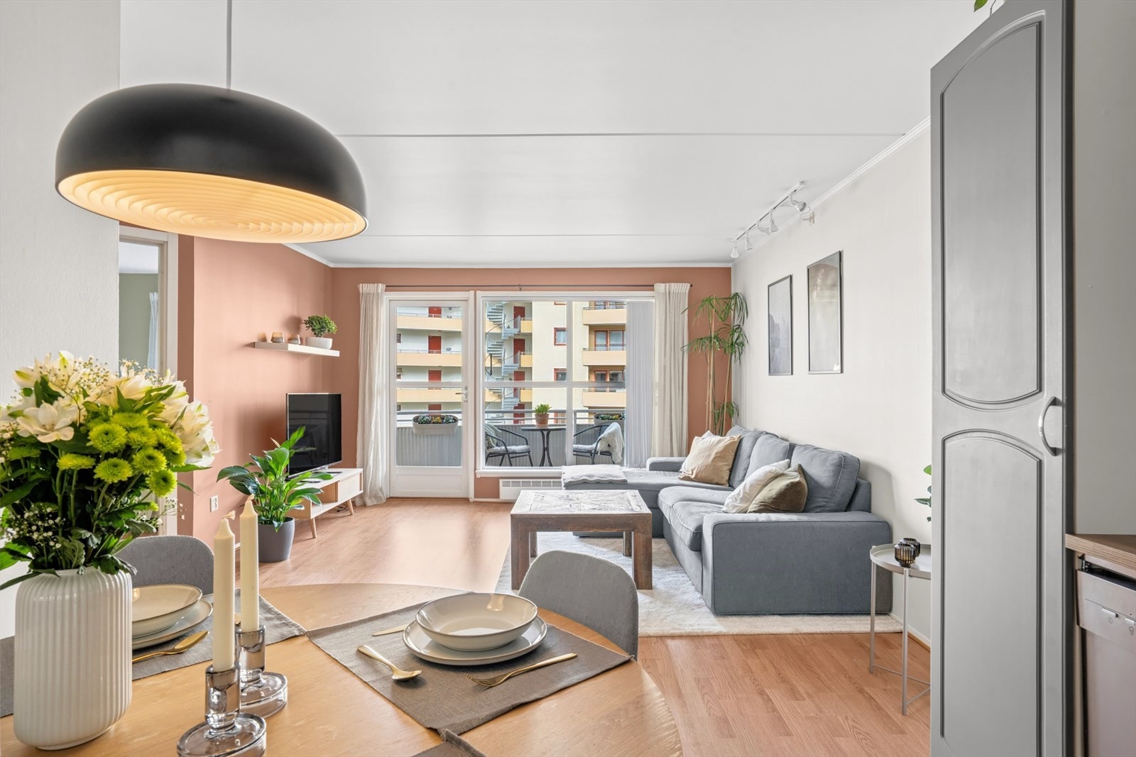 En pen 2-roms selveier med solrik balkong og walk-in closet! Galleribilde