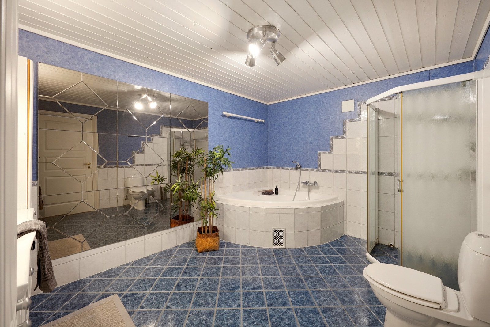 Badet er innredet med hjørnebadekar Galleribilde