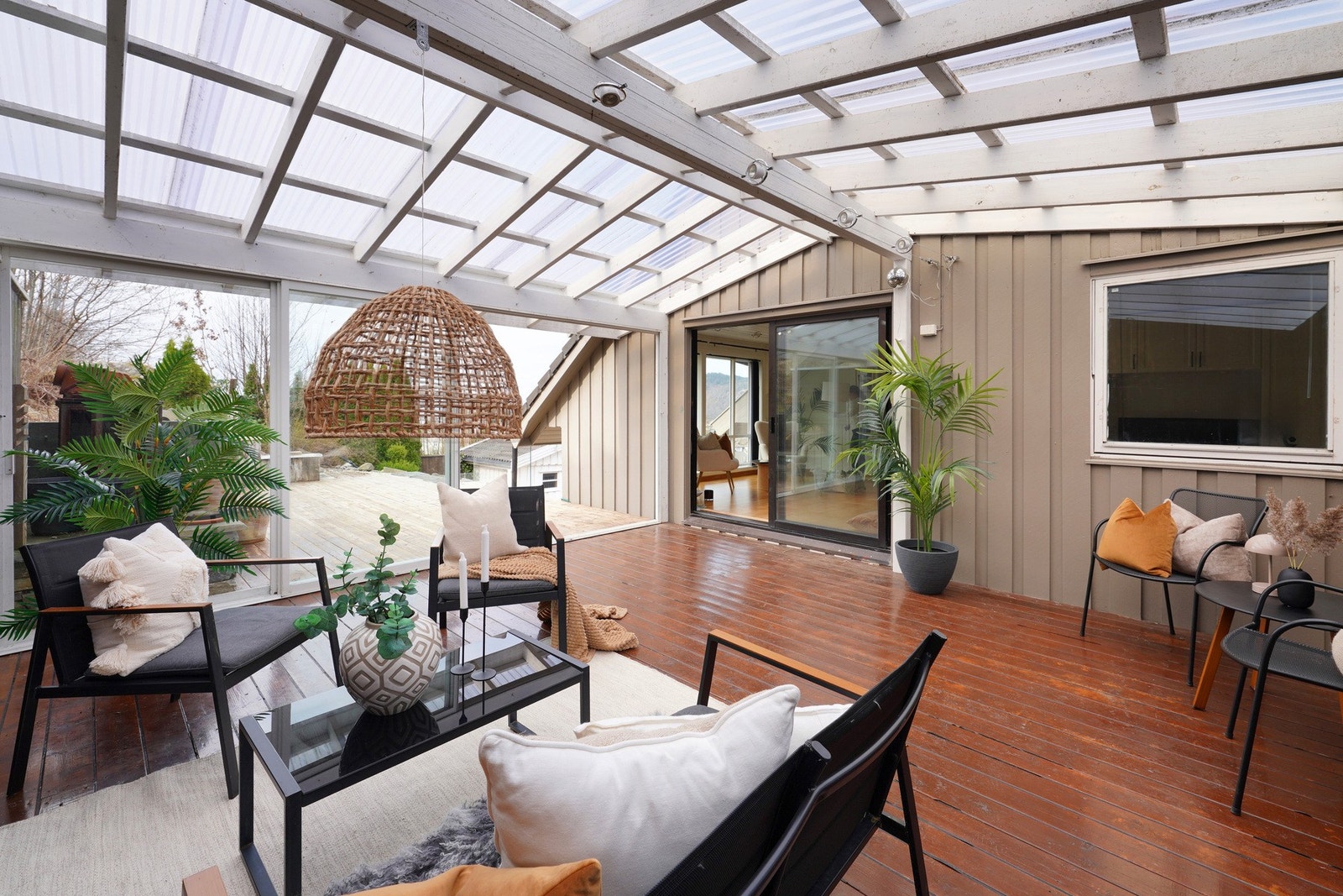 Boligen har en lekker innglasset utestue med direkte tilgang til hovedstuen Galleribilde