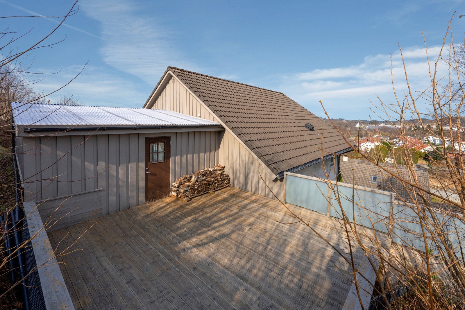 Koselig terrasse med morgensol. Galleribilde