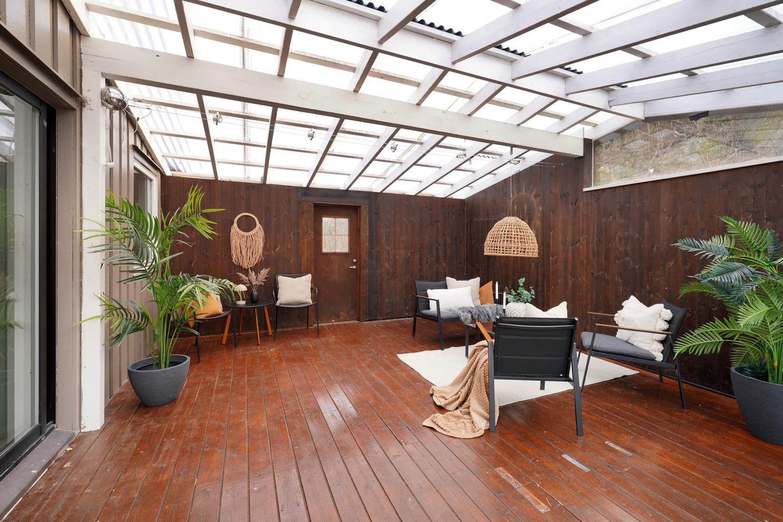 En får tilgang til den andre terrassen gjennom hagestuen Galleribilde