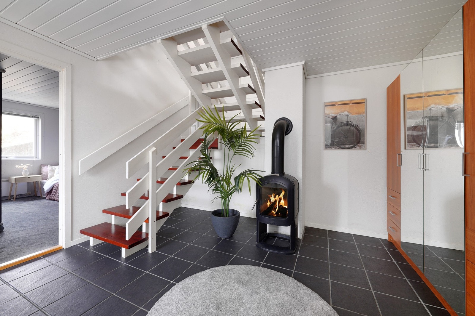 Entré er fliset og har vedovn. Her er det god skapplass Galleribilde