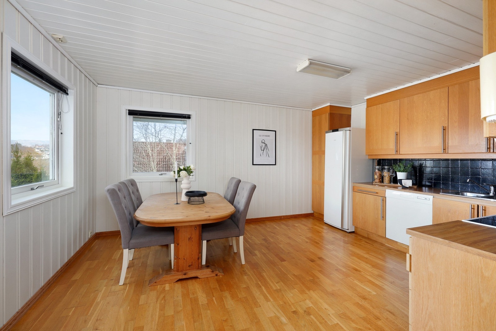 Det er god plass til spisebord inne på kjøkkenet Galleribilde