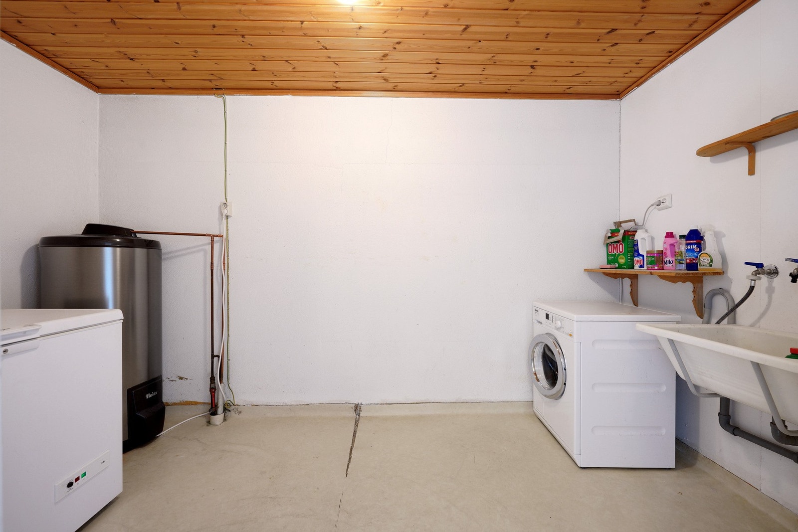 Vaskerom med opplegg for vaskemaskin og varmtvannsbereder fra 2020 Galleribilde