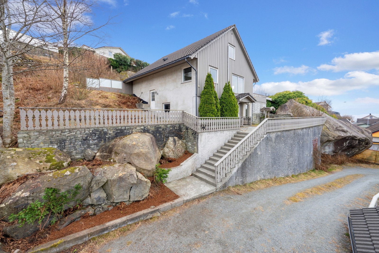 Steintrapp med flotte rekkverk langs hele tomten byr på et unikt førsteinntrykk Galleribilde