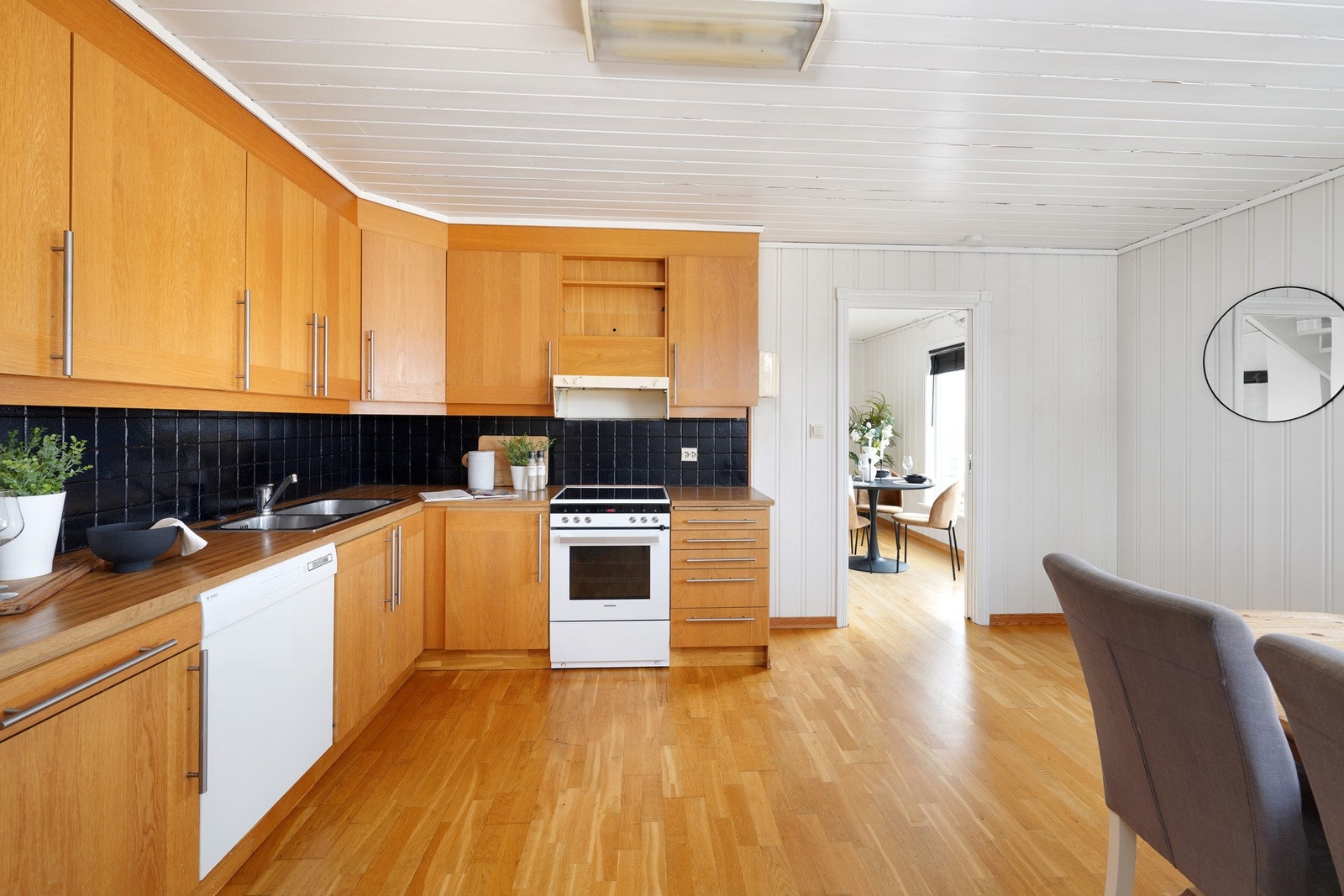 Kjøkkenet byr på mye skapplass og store benkeplater Galleribilde