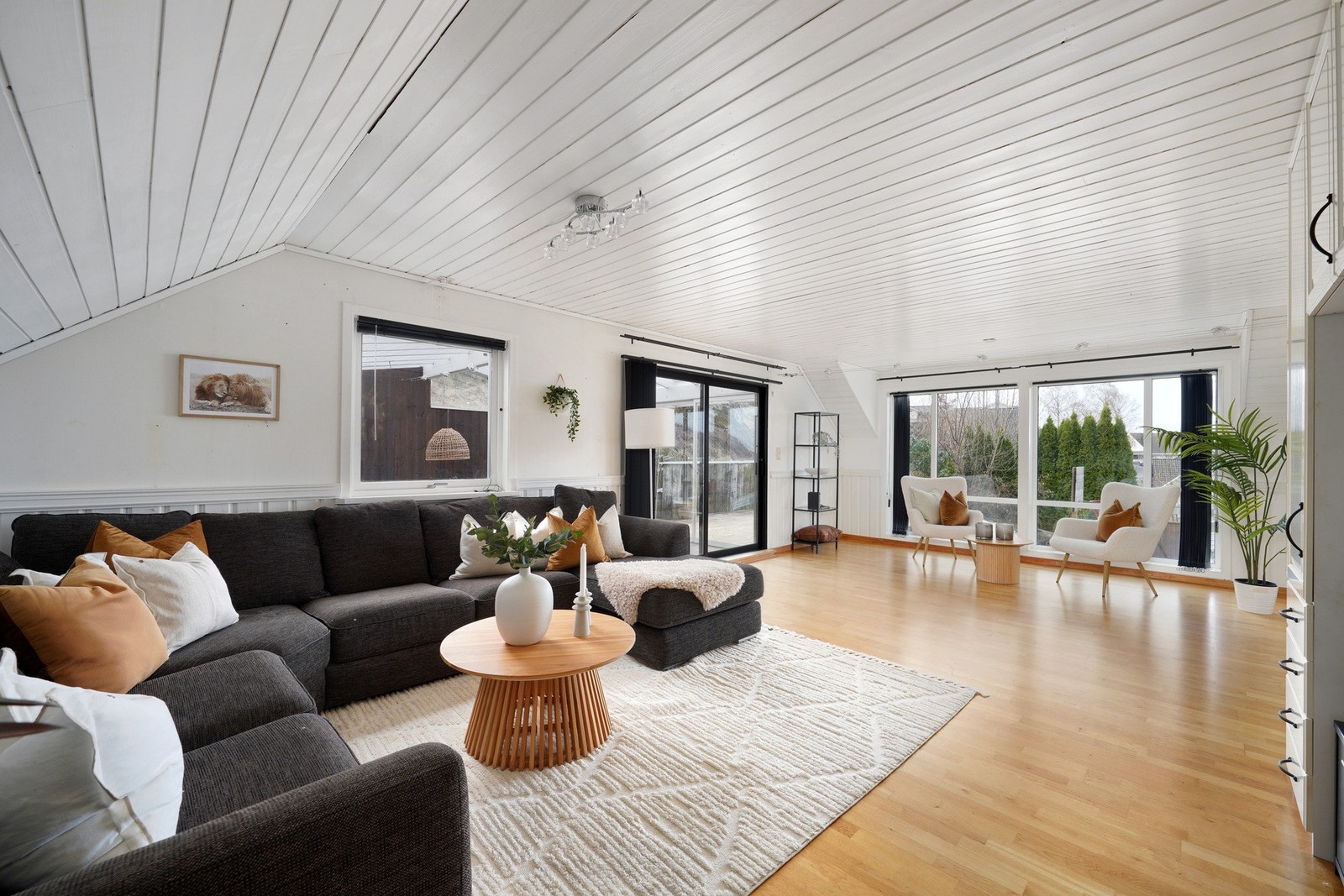 Hovedstuen i nest øverste plan er det største oppholdsrommet i boligen. Galleribilde