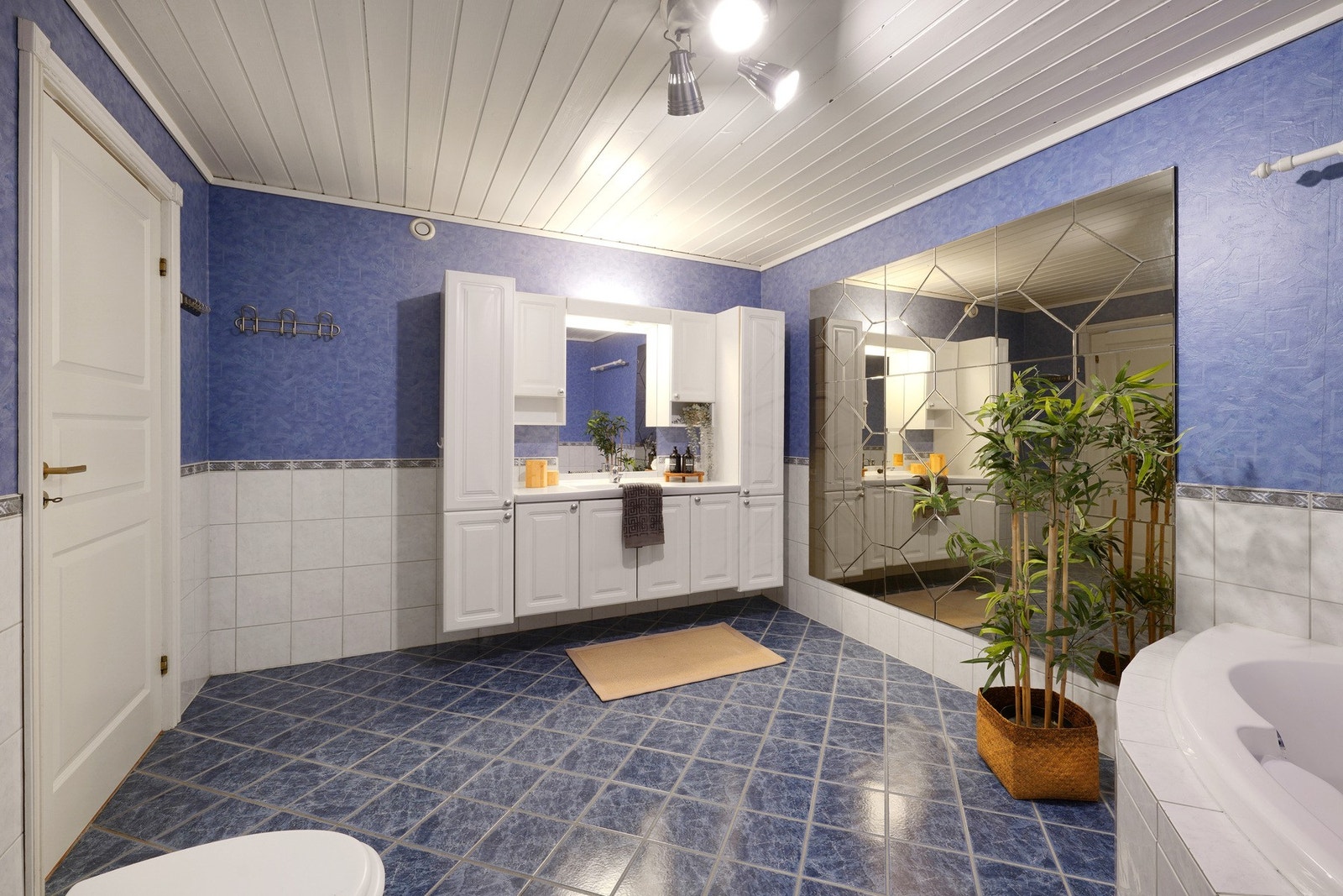 Badet har fliser på gulv og vegger, med varme i gulv Galleribilde