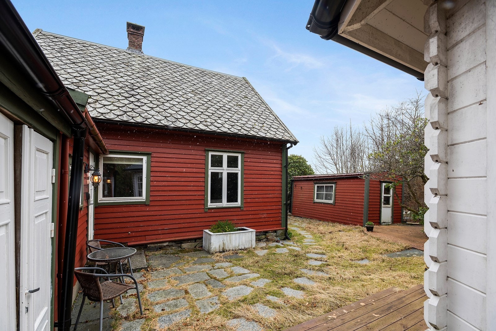 Skiferbelagt sør og vestvendt uteplass Galleribilde