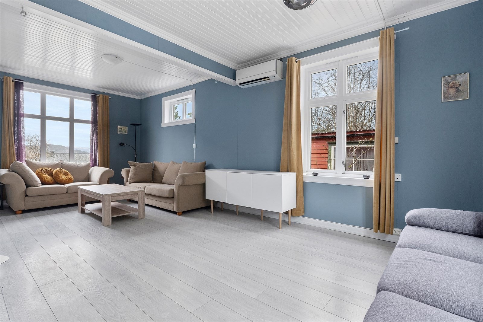 I stue er det god plass til både sittegruppe og til stort spisebord. Galleribilde