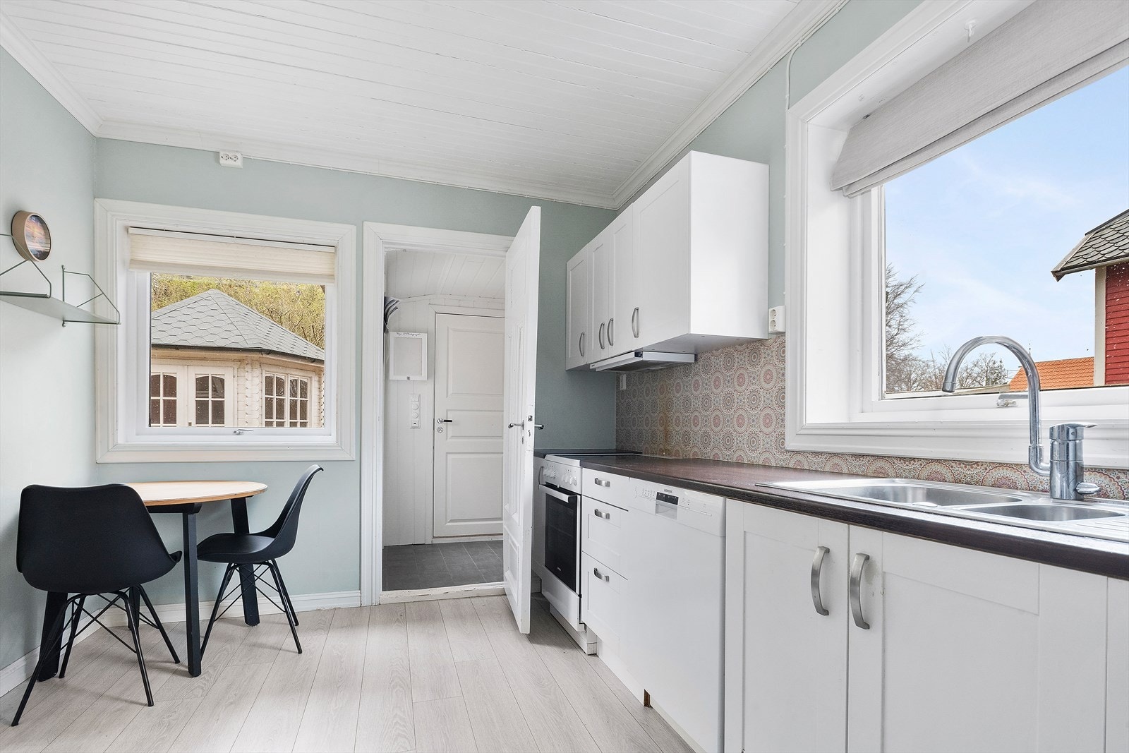 Det er plass til et lite spisebord i kjøkken Galleribilde