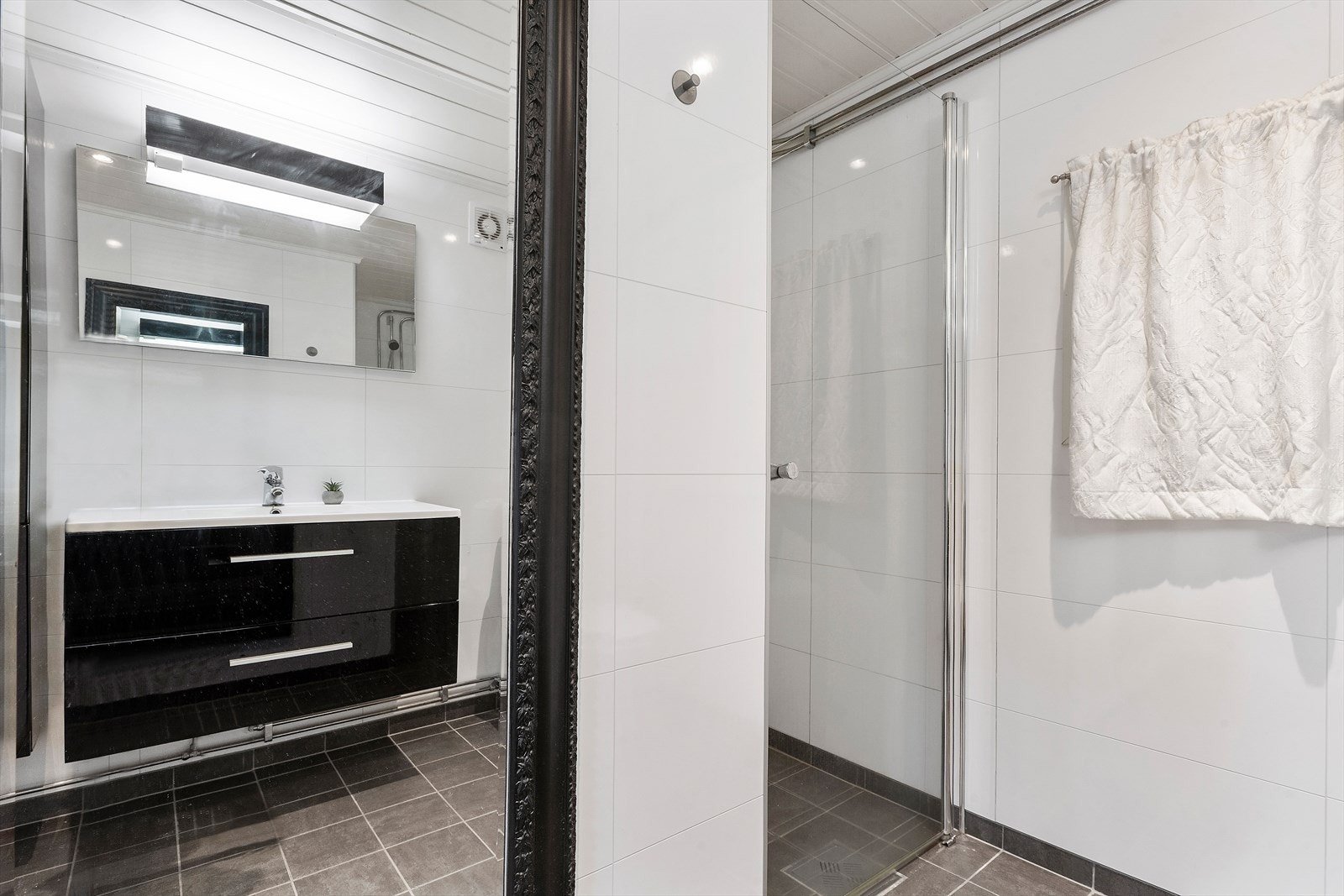 Dusj i nisje i badet. Galleribilde