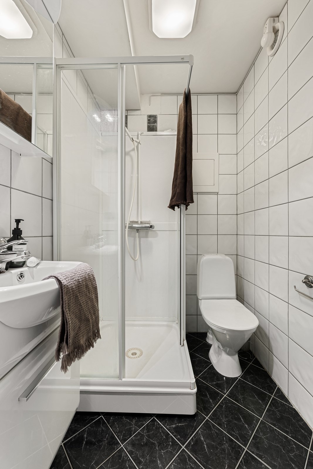 - Lyst og helfliset bad på 2,3 m² - Galleribilde