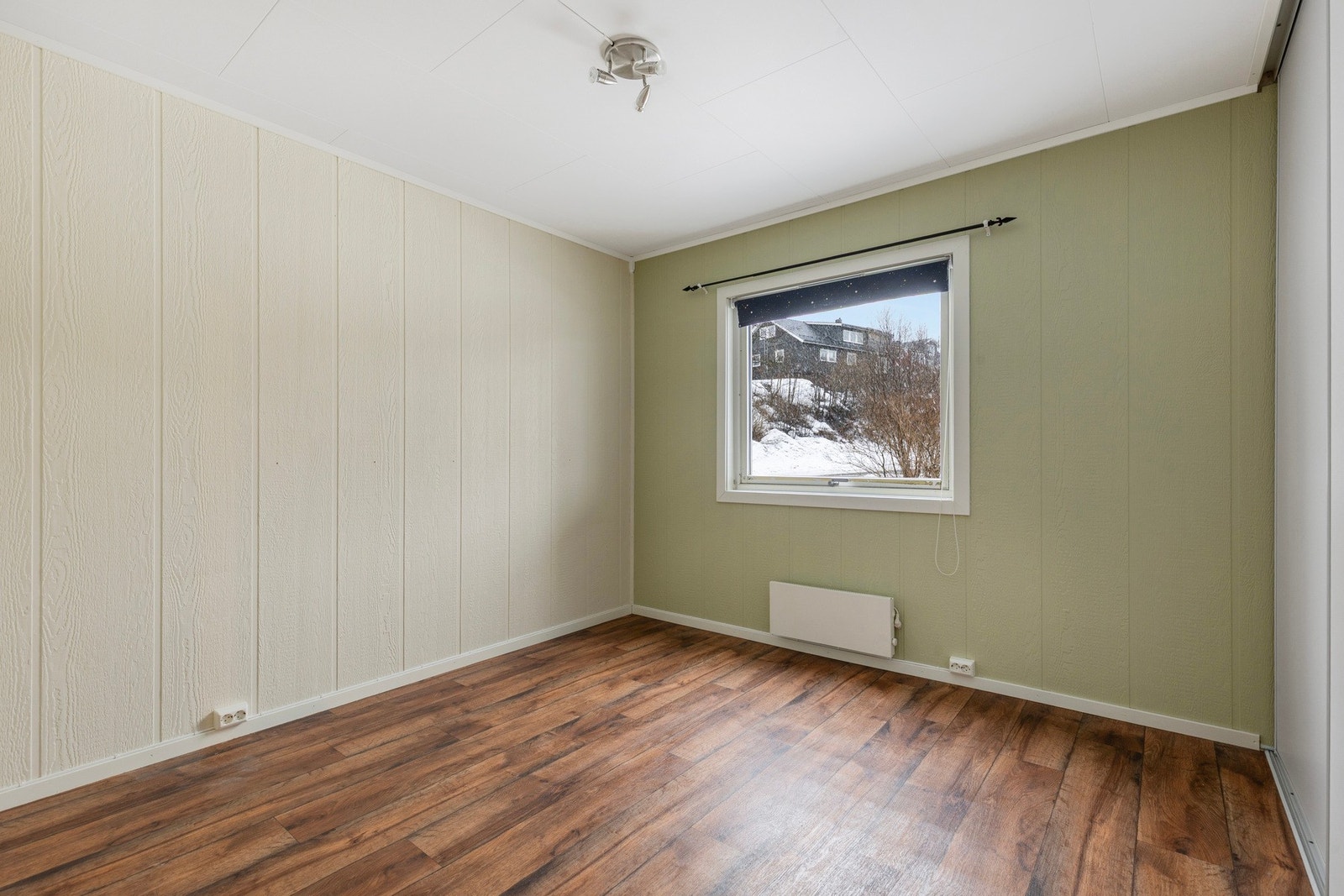Godt med naturlig lys inn fra store vindusflater Galleribilde