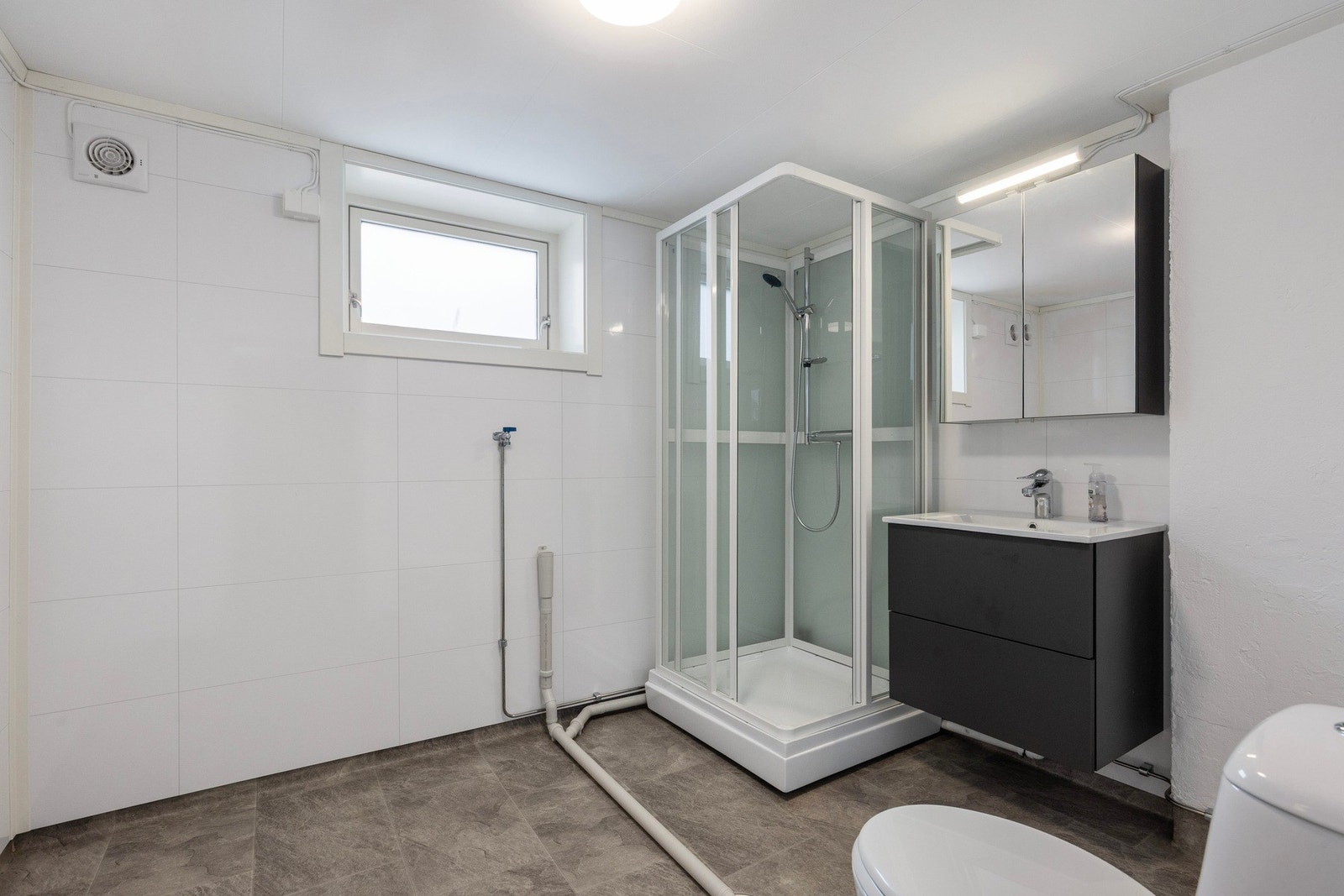 Badet har opplegg for vaskemaskin og tørketrommel Galleribilde