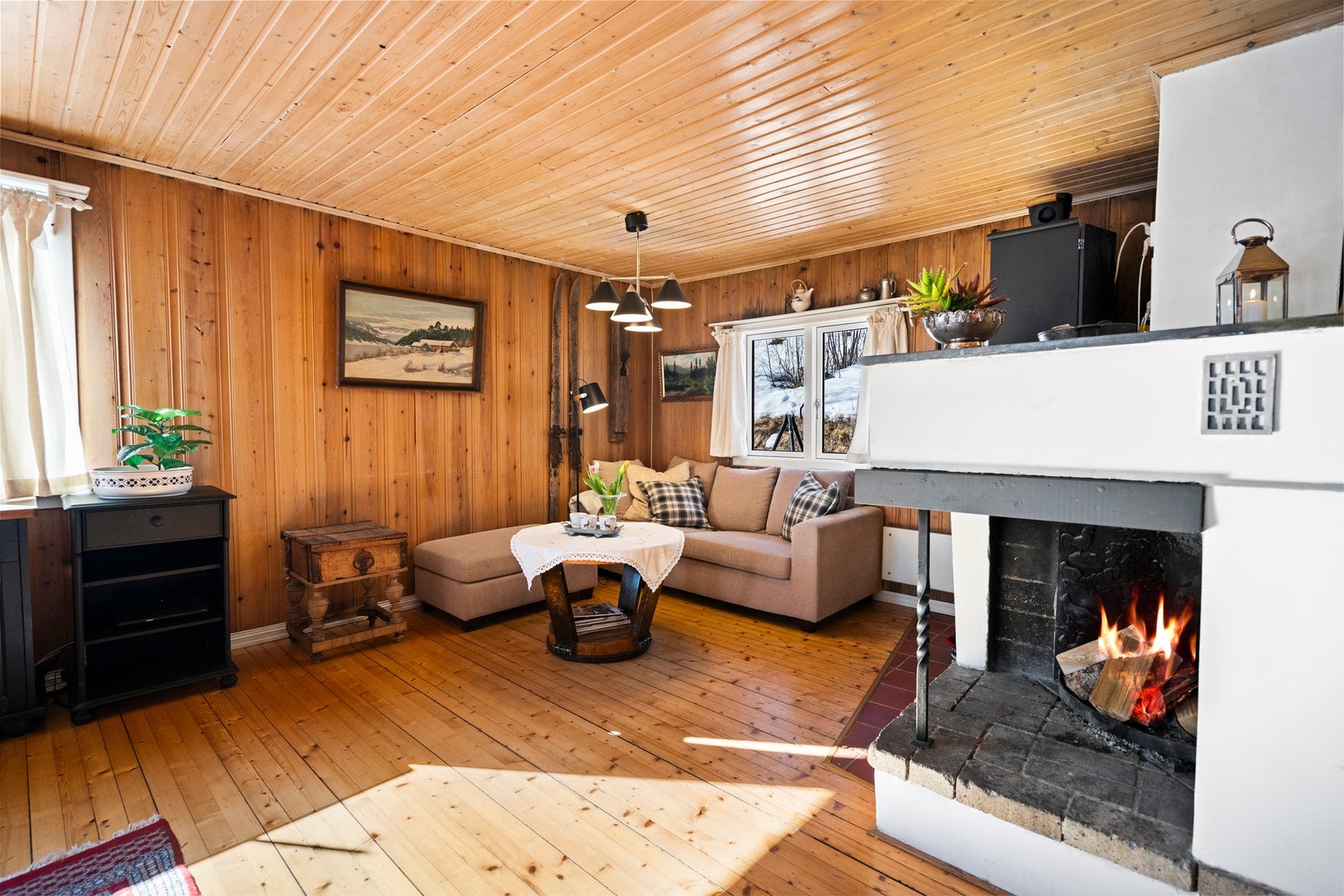 Her finner man roen og kan koble av i godstol eller sofaen foran peisen. Galleribilde