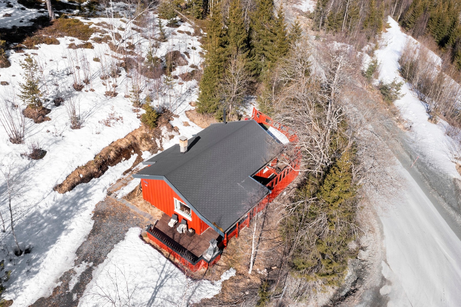 Hytta ovenfra, rett ved skiløyper og kun få min kjøretur til alpinanlegget. Galleribilde