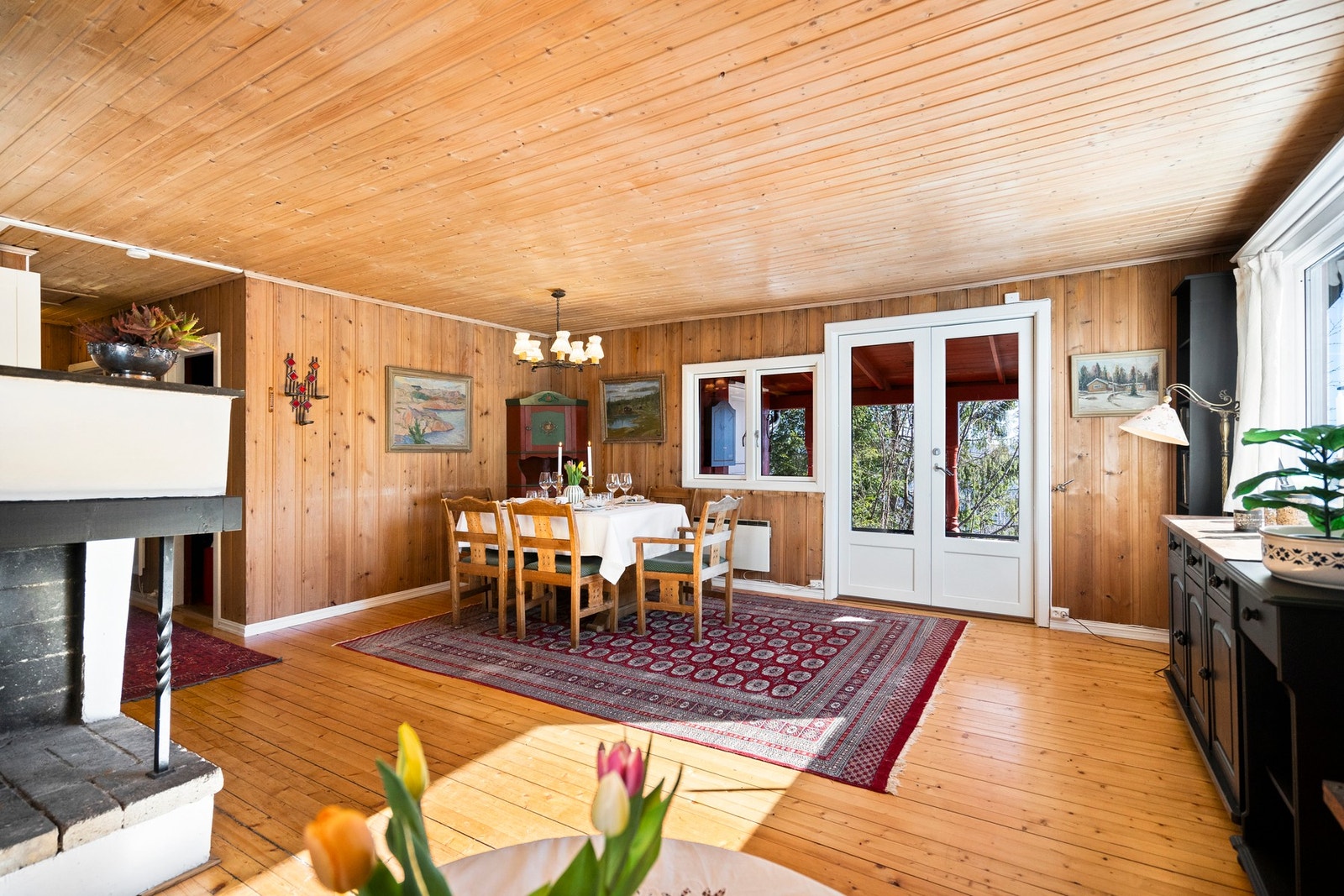 Stuen har god plass til spisebord. Her er også utgangen til terrassen. Galleribilde