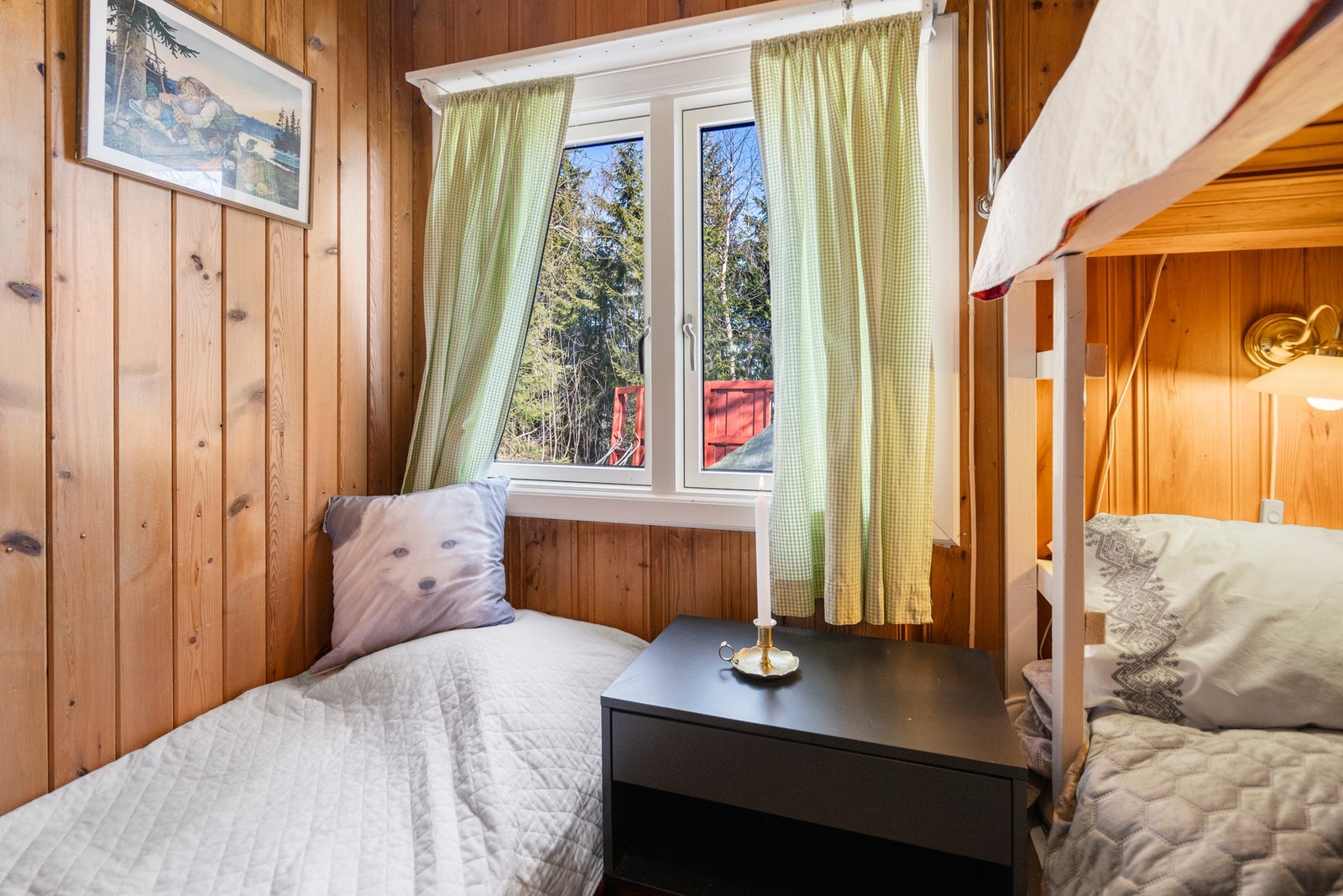 Soverom 3: plassbygde senger med 3 sengeplasser. Innebygd skap Galleribilde