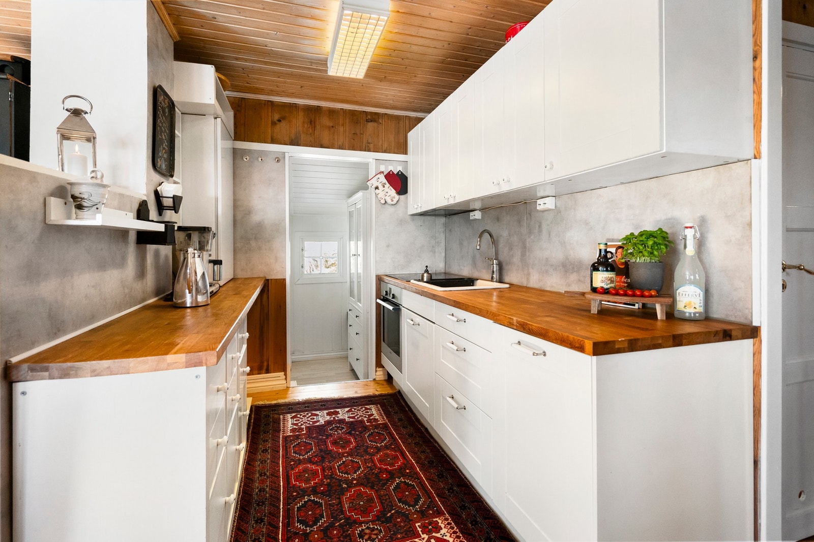 Pent, praktisk kjøkken, m/ eget spiskammer og delvis åpent mot stuen. Galleribilde