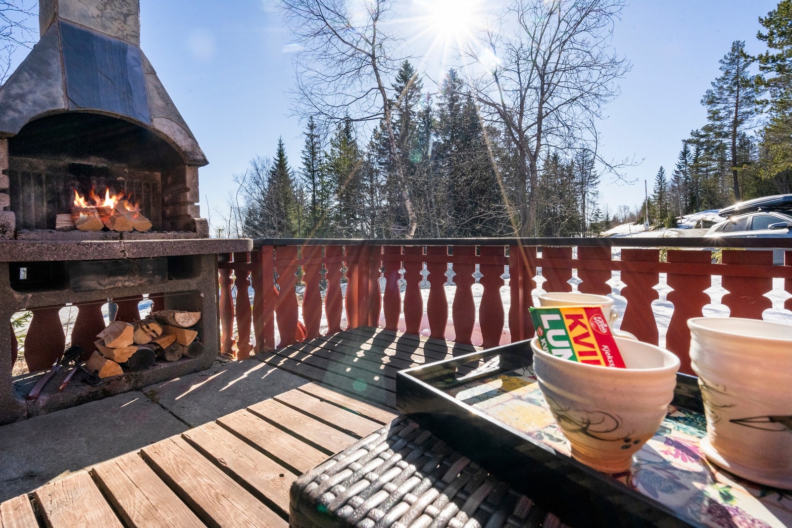 Sol og utepeis på terrassen, med utsikt til Krøderen. Galleribilde