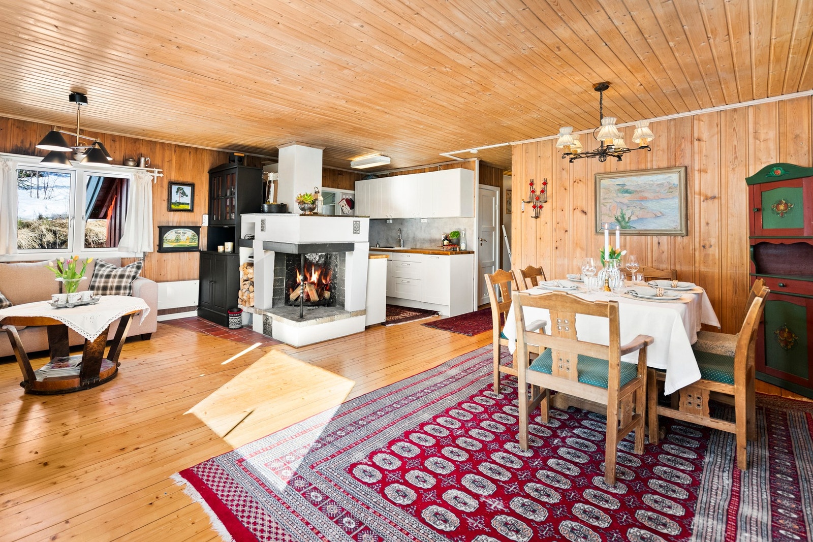 Stor stue med koselig peis, og plass til storfamilien og flere gjester. Galleribilde