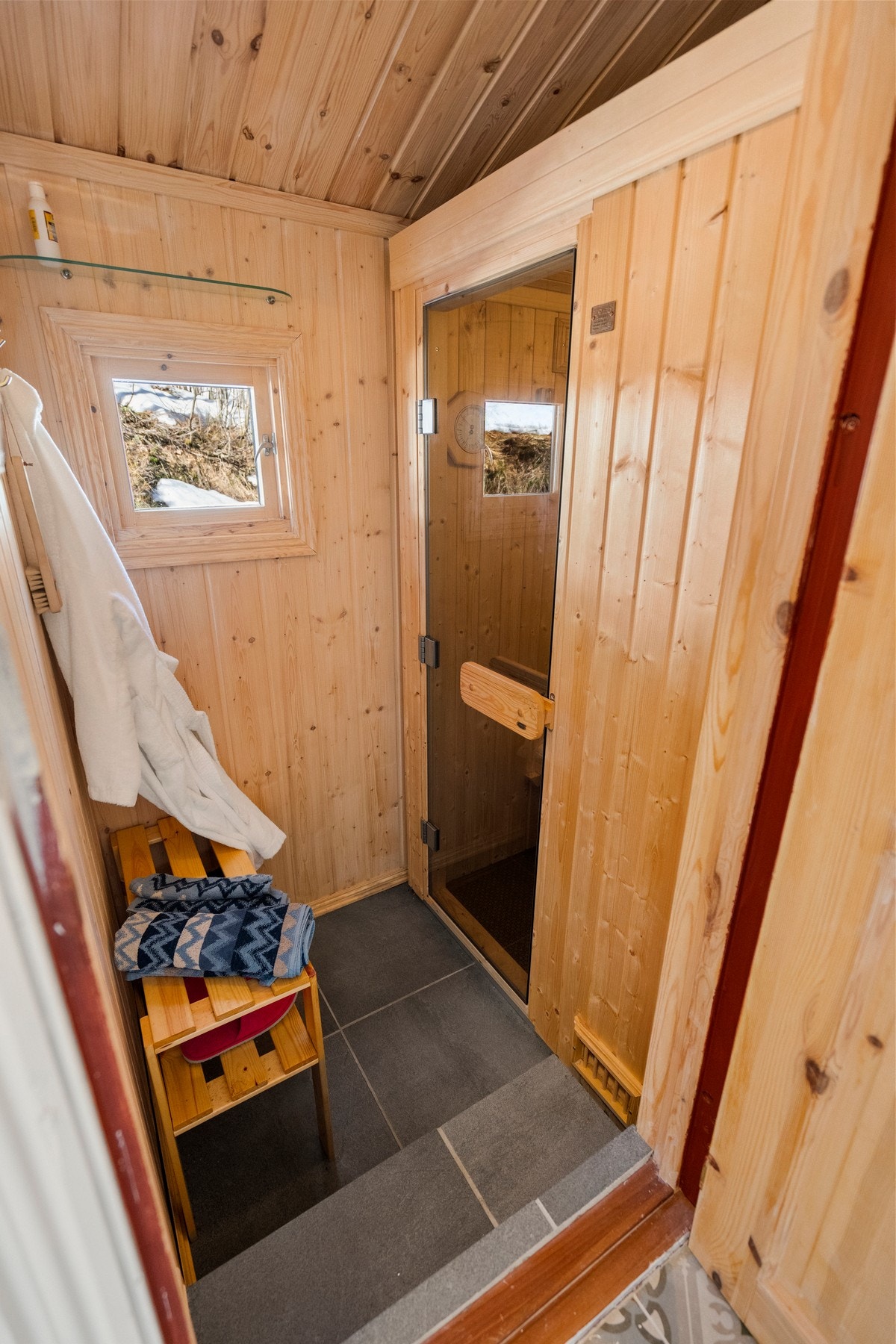 Omkledingsrom til badstue med varmekabler. Fin oppbevaringsplass til slalomstøvler el. annen oppbevaring Galleribilde