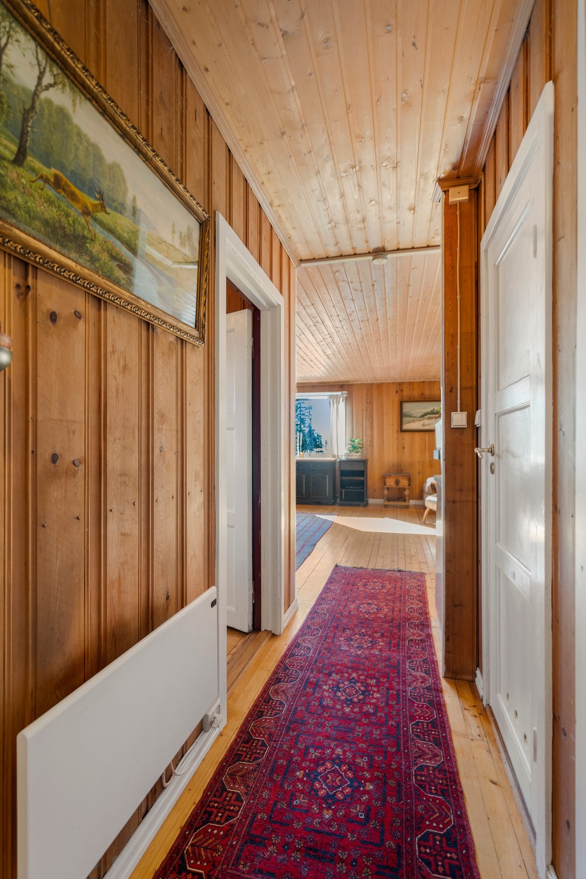 Gang mot stuen. Badet er døren til høyre. Galleribilde