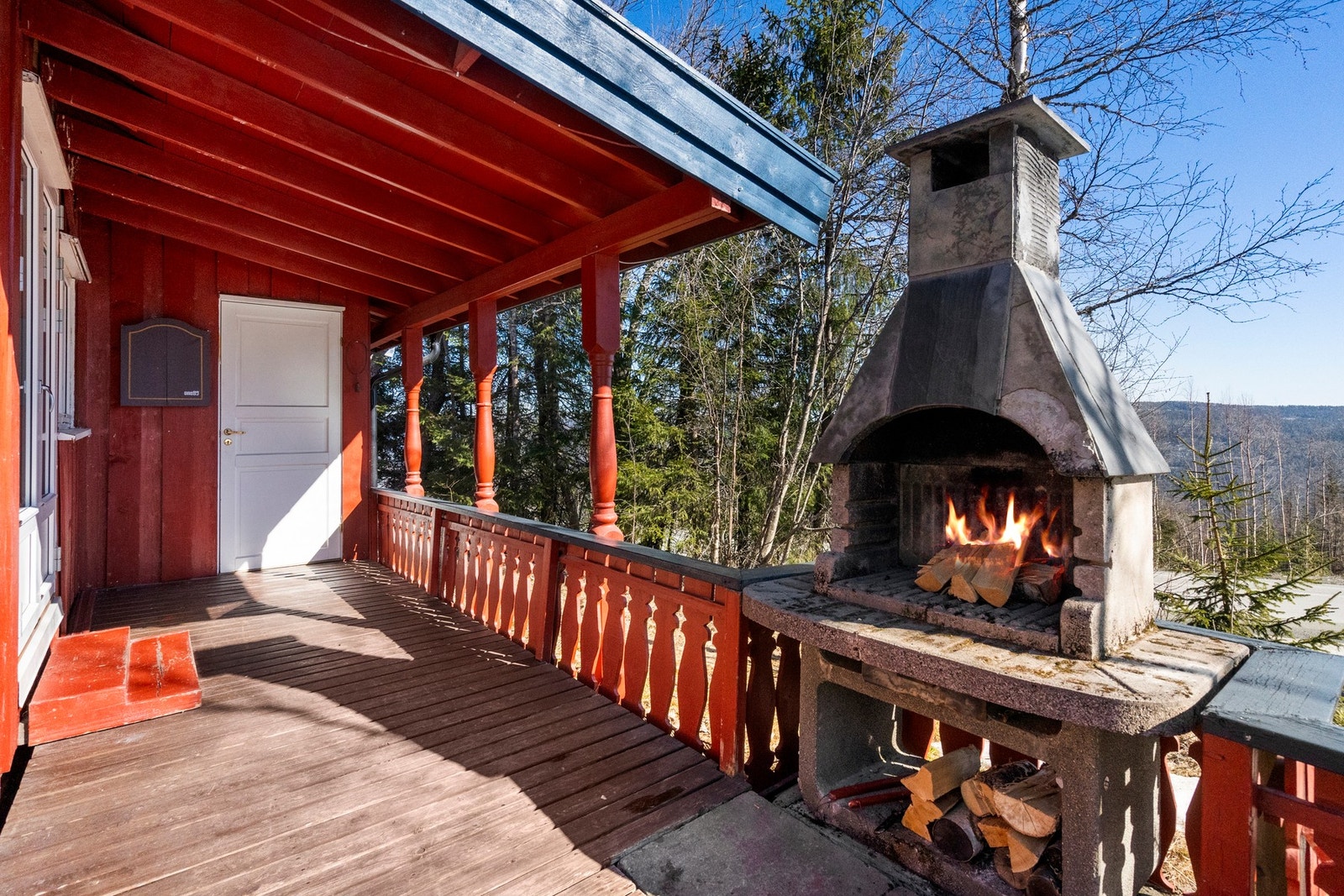 Den koselige utepeisen kommer med en nydelig utsikt. Praktisk ved/smørebod i bakkant. Galleribilde