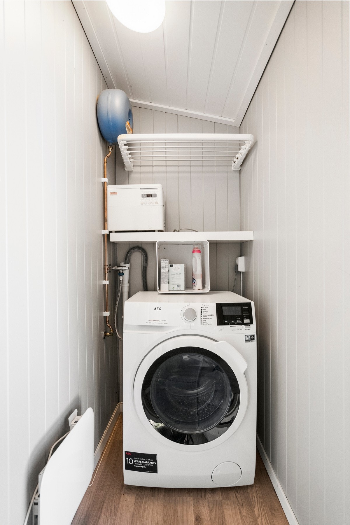 Lite og praktisk vaskerom med vaskemaskin/tørketrommel. Galleribilde